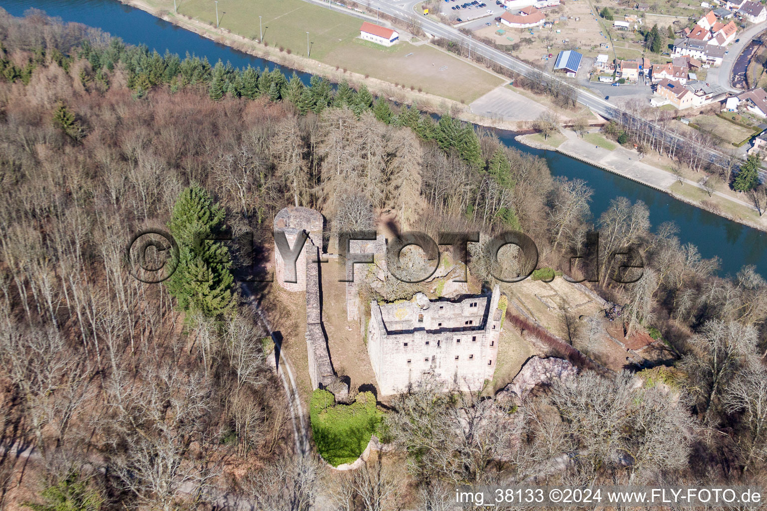 Vue aérienne de Ruines et vestiges des murs de l'ancien complexe du château et forteresse de Minneburg au-dessus du Neckar à le quartier Neckarkatzenbach in Neunkirchen dans le département Bade-Wurtemberg, Allemagne