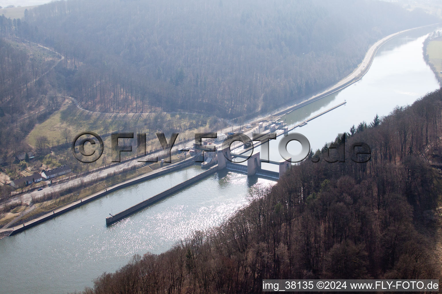 Vue aérienne de Guttenbach, serrure à Binau dans le département Bade-Wurtemberg, Allemagne