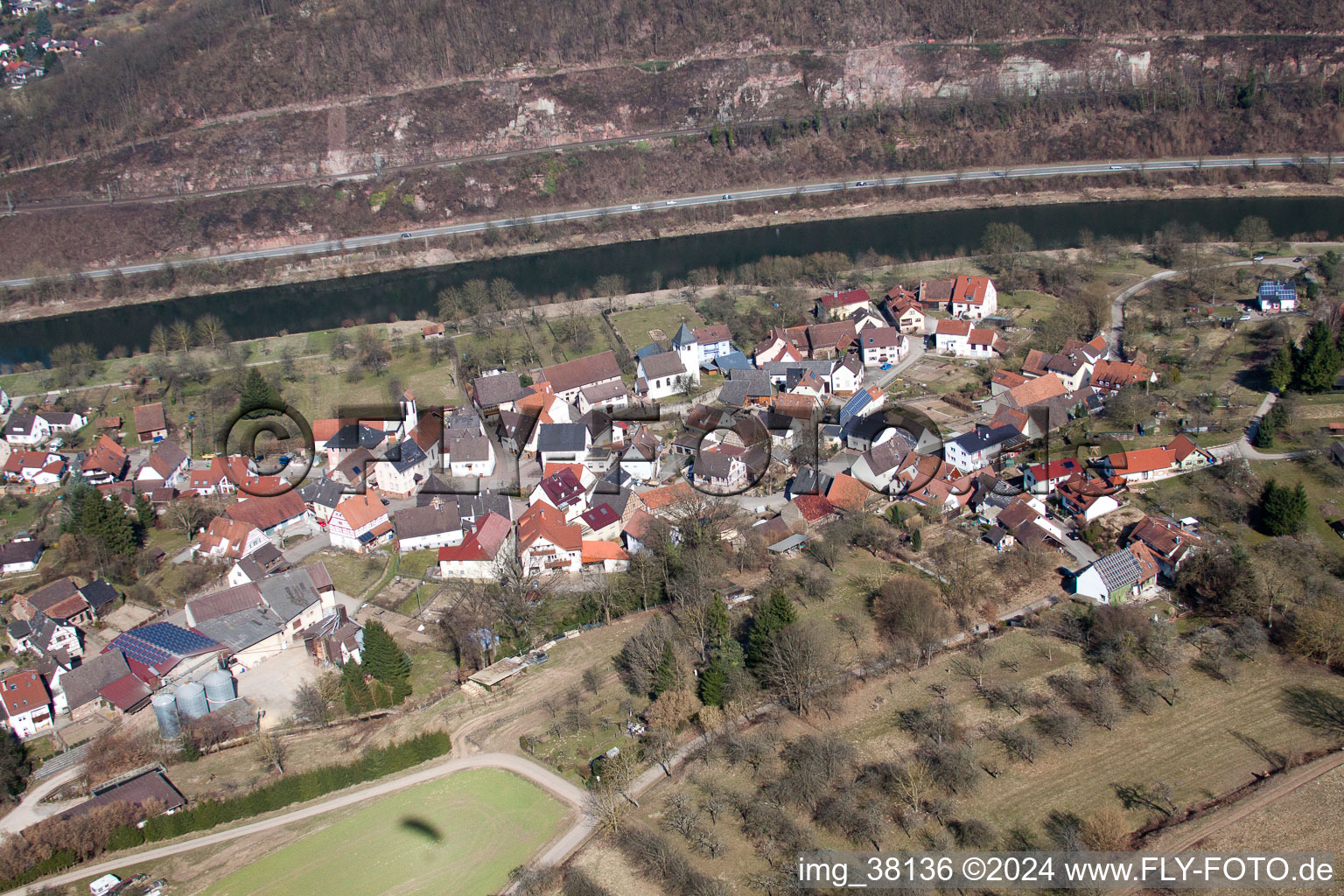 Neckargerach dans le département Bade-Wurtemberg, Allemagne du point de vue du drone