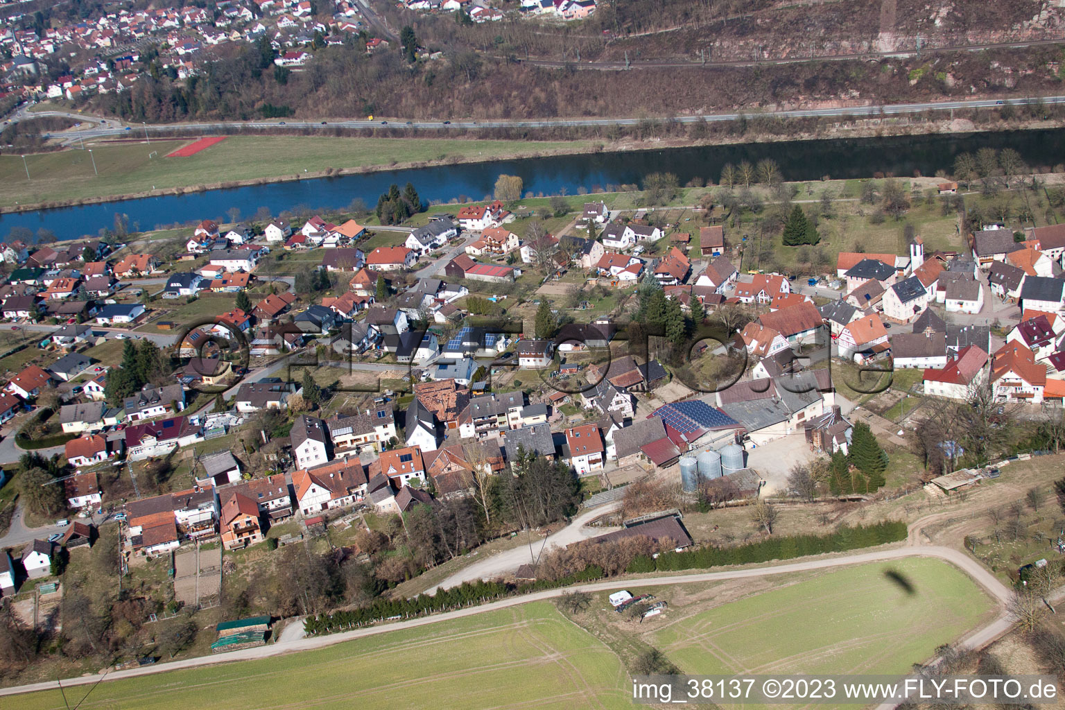 Neckargerach dans le département Bade-Wurtemberg, Allemagne d'un drone