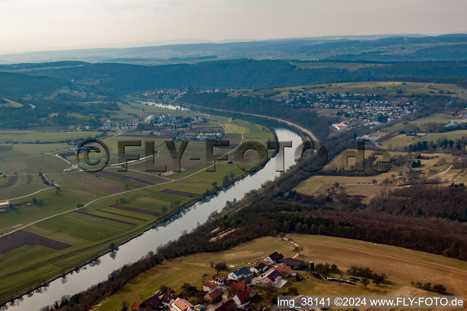 Vue aérienne de Place sur le Neckar en face de la centrale nucléaire de Neckarwestheim à Binau dans le département Bade-Wurtemberg, Allemagne