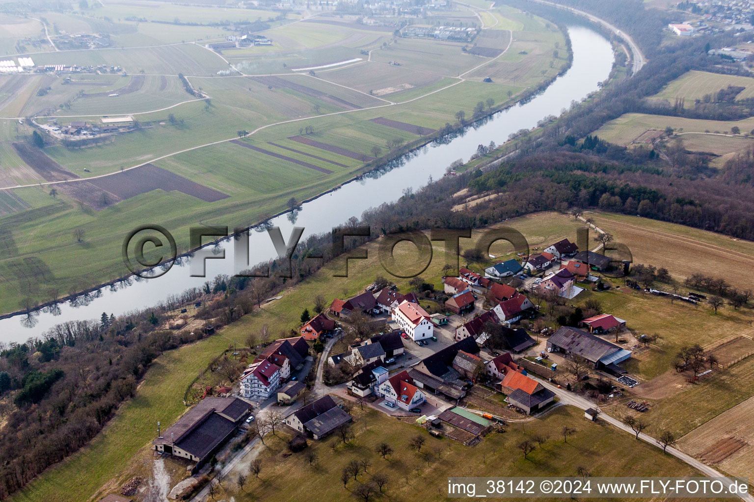 Vue aérienne de Construction de la maison d'hôtes et de la maison d'hôtes Schreckhof au dessus du Neckar à le quartier Schreckhof in Mosbach dans le département Bade-Wurtemberg, Allemagne