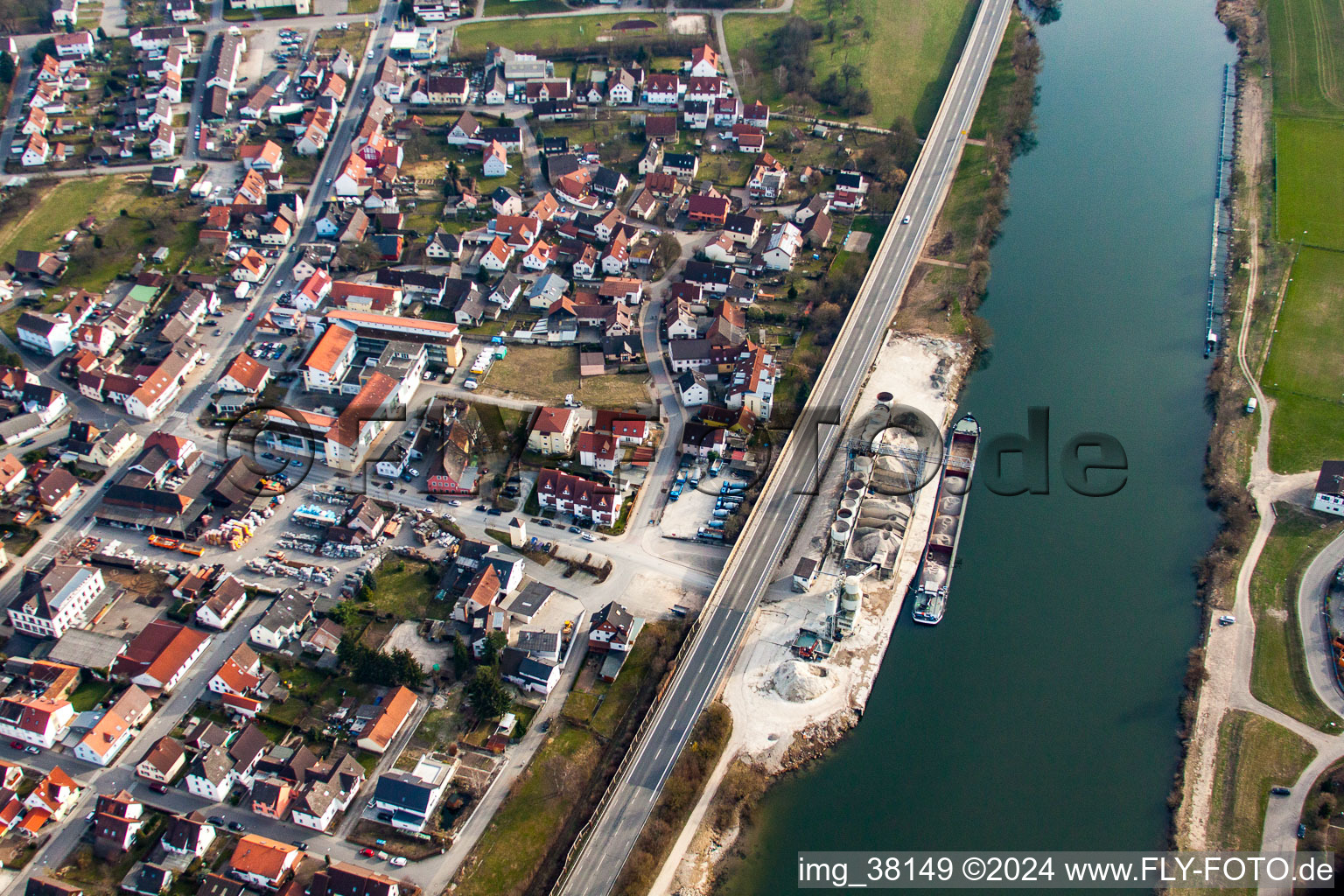 Vue aérienne de Zones riveraines du Neckar à le quartier Neckarelz in Mosbach dans le département Bade-Wurtemberg, Allemagne