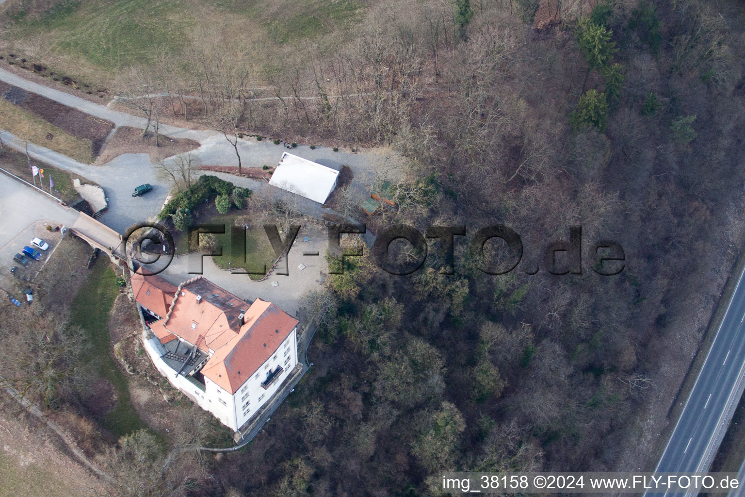 Vue aérienne de Complexe du château de l'hôtel Schloss Neuburg à le quartier Neckarelz in Obrigheim dans le département Bade-Wurtemberg, Allemagne