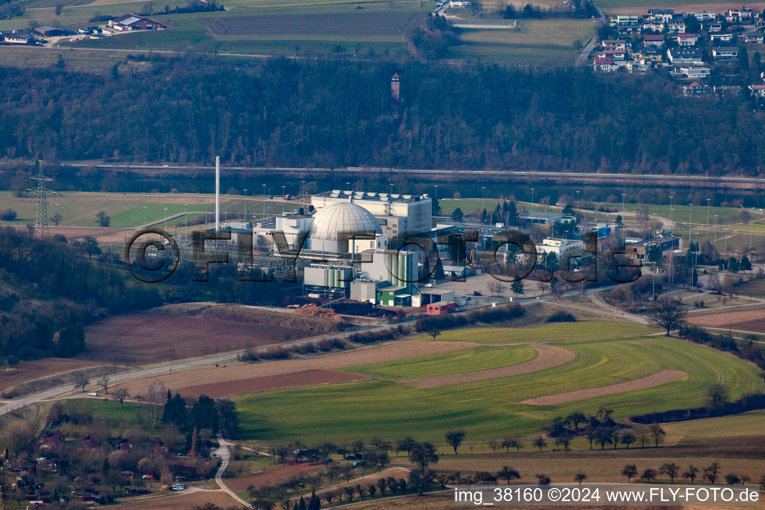 Vue aérienne de Blocs de réacteurs et installations déclassés de la centrale nucléaire - Centrale nucléaire NPP EnBW Kernkraft GmbH, centrale nucléaire Obrigheim à Obrigheim dans le département Bade-Wurtemberg, Allemagne