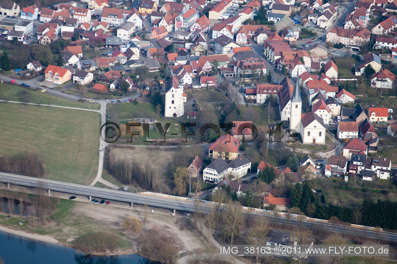 Vue aérienne de Sur le Neckar, château de Neubourg à Diedesheim dans le département Bade-Wurtemberg, Allemagne