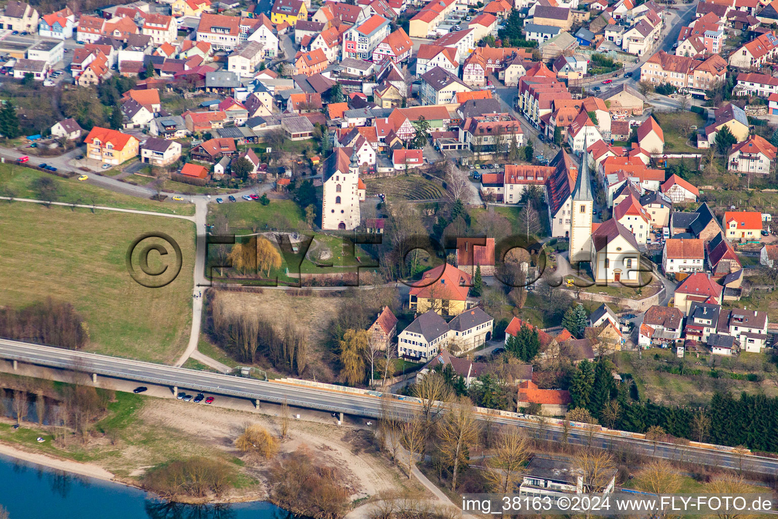 Vue aérienne de Sur le Neckar, château de Neubourg à Diedesheim dans le département Bade-Wurtemberg, Allemagne