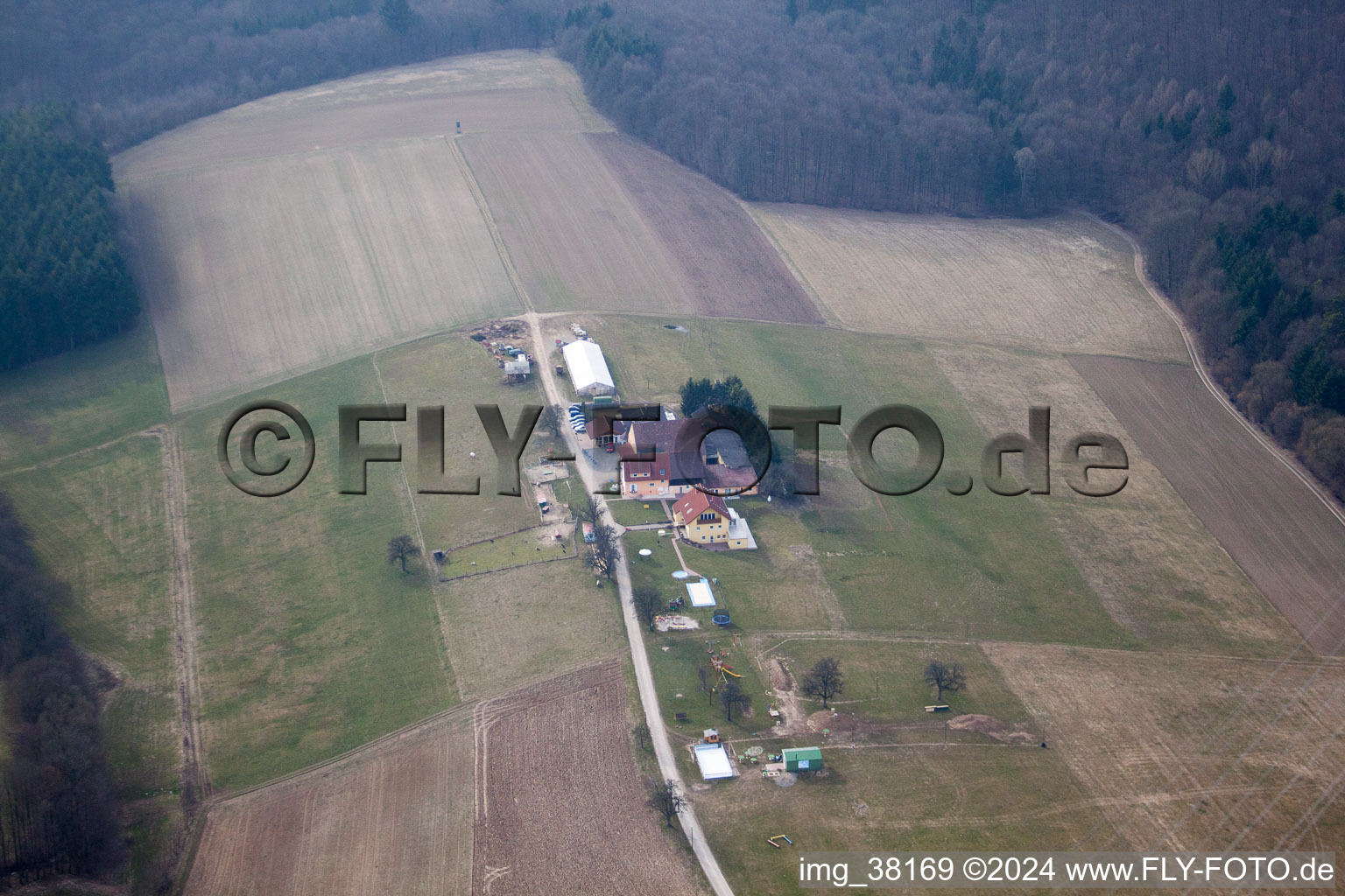 Vue aérienne de Ferme de Wüsthausen à Hüffenhardt dans le département Bade-Wurtemberg, Allemagne