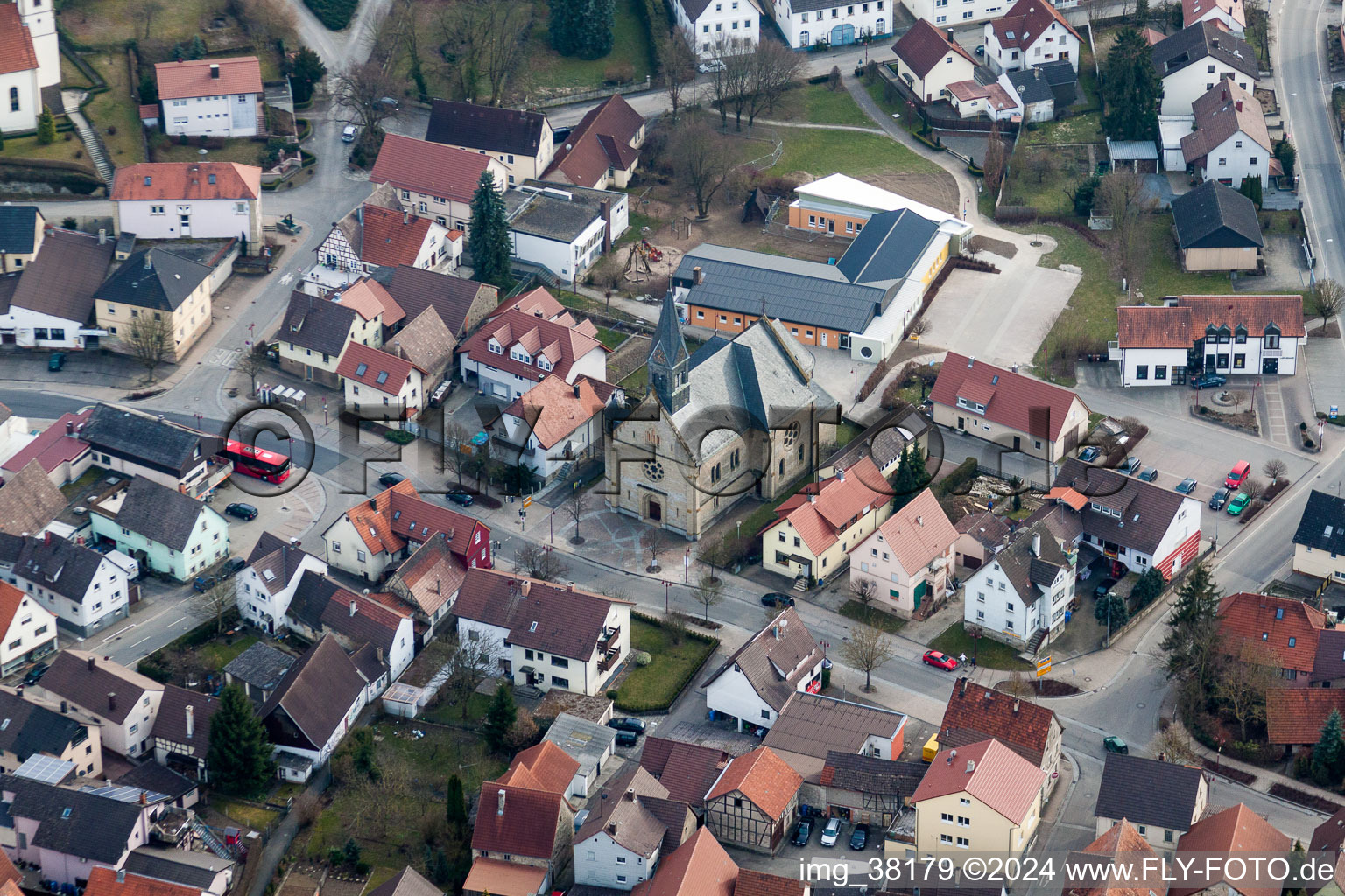 Vue aérienne de Bâtiment d'église au centre du village à le quartier Obergimpern in Bad Rappenau dans le département Bade-Wurtemberg, Allemagne