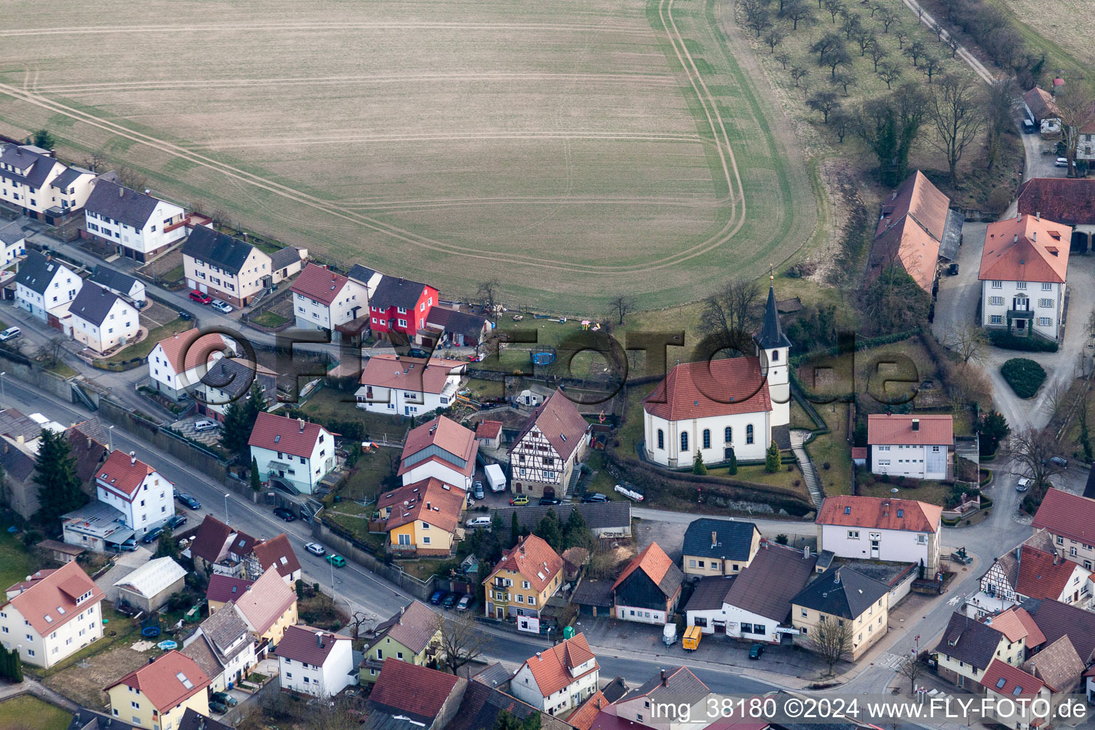 Vue aérienne de Bâtiment d'église au centre du village à le quartier Obergimpern in Bad Rappenau dans le département Bade-Wurtemberg, Allemagne