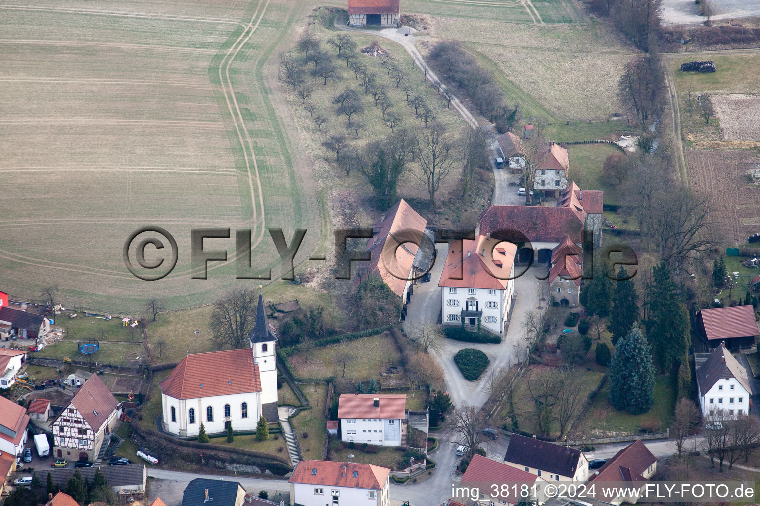 Vue aérienne de Château et chapelle à le quartier Obergimpern in Bad Rappenau dans le département Bade-Wurtemberg, Allemagne