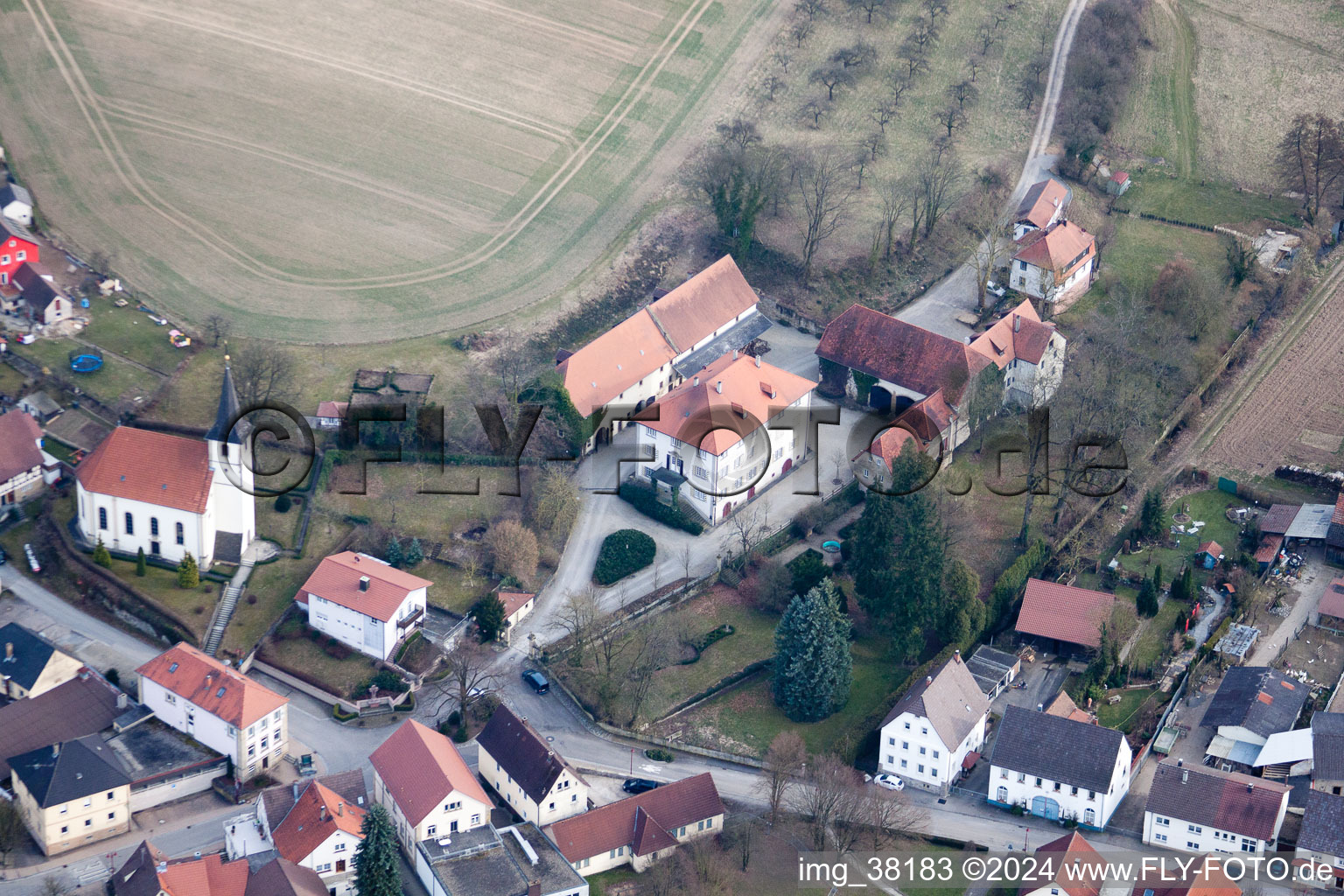 Vue aérienne de Château et chapelle à le quartier Obergimpern in Bad Rappenau dans le département Bade-Wurtemberg, Allemagne