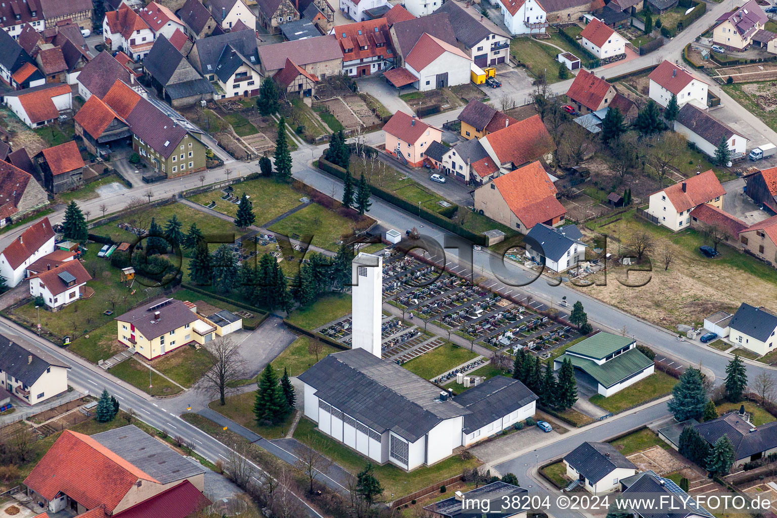 Vue aérienne de Clocher de l'église et toit de la tour de la communauté catholique à le quartier Richen in Eppingen dans le département Bade-Wurtemberg, Allemagne