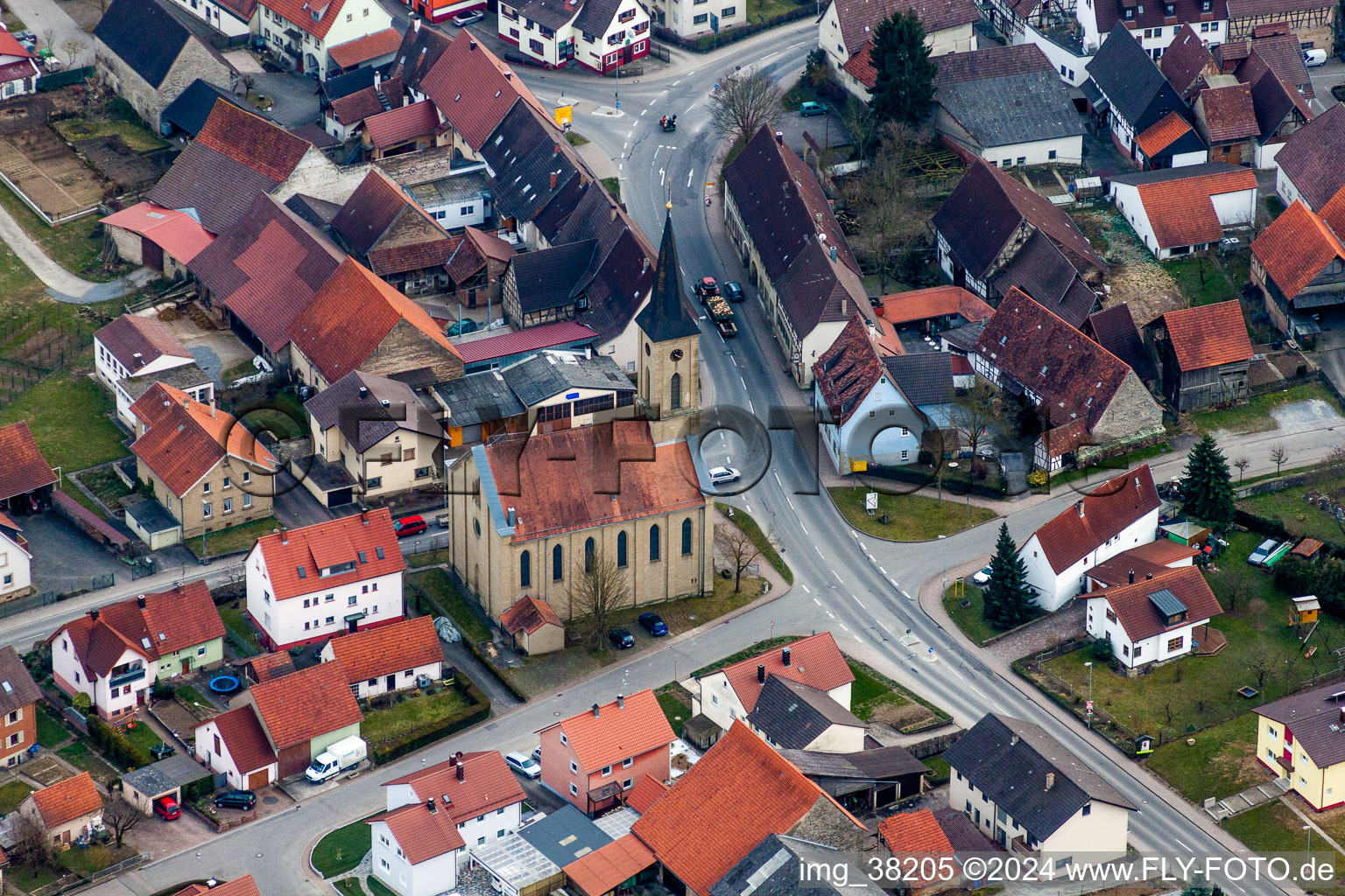 Vue aérienne de Clocher de l'église et toit de la tour de la paroisse évangélique-Richen à le quartier Richen in Eppingen dans le département Bade-Wurtemberg, Allemagne