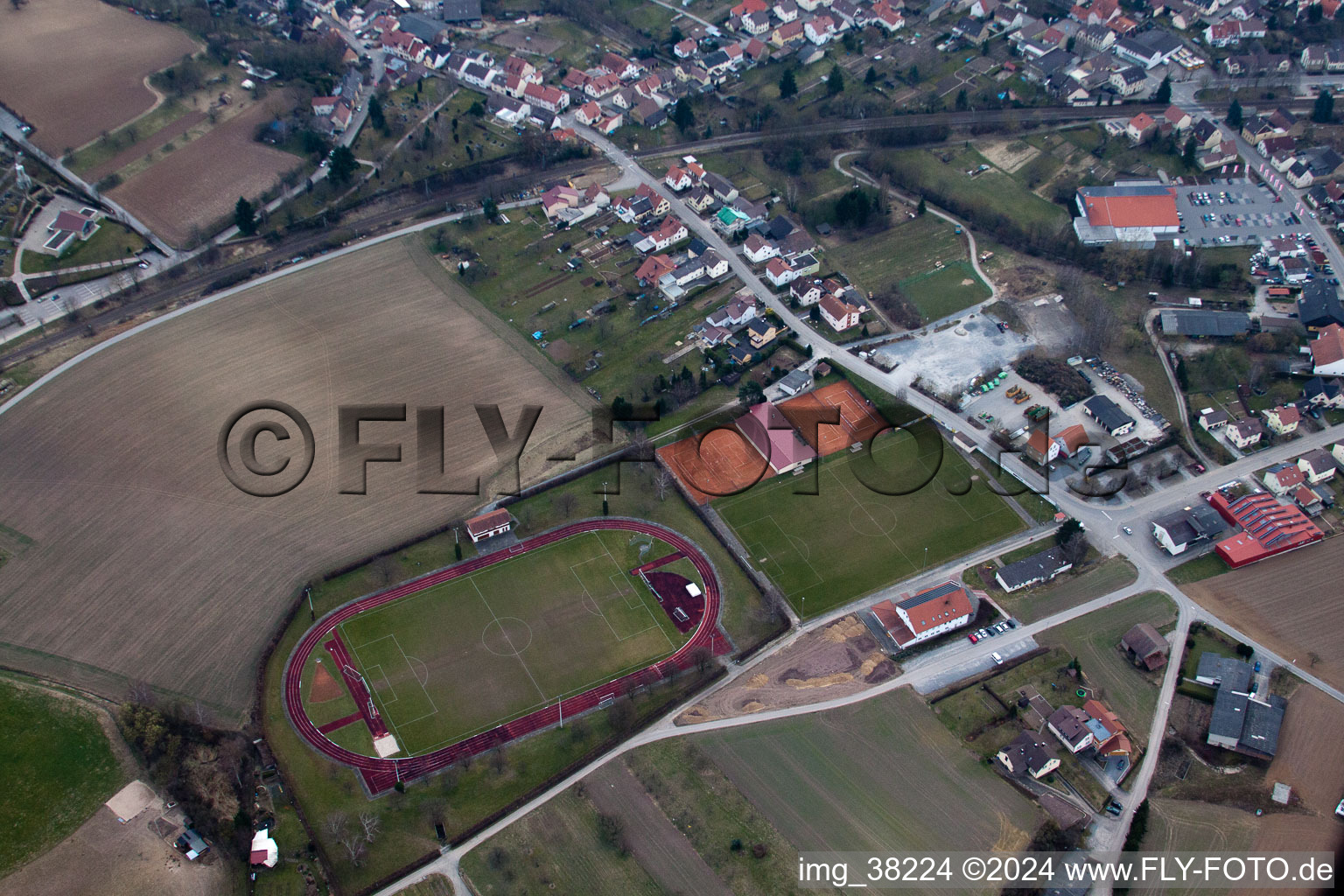 Sulzfeld dans le département Bade-Wurtemberg, Allemagne du point de vue du drone