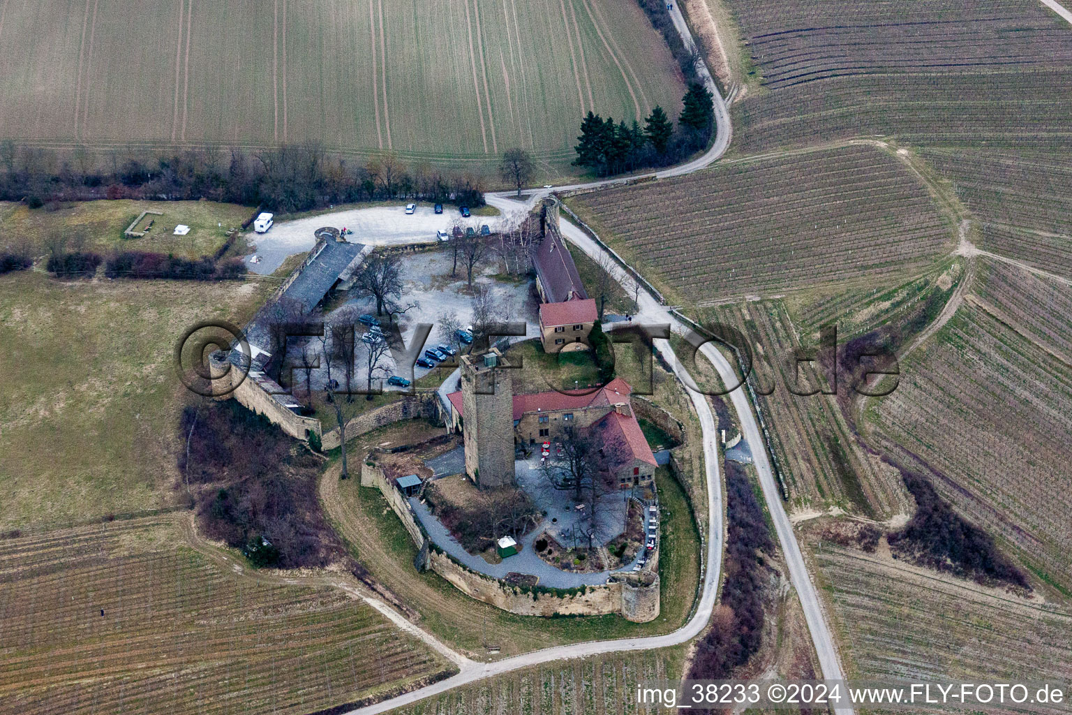 Complexe du château de Veste Ravensburg avec restaurant du château sur une colline avec des vignes à Sulzfeld dans le département Bade-Wurtemberg, Allemagne d'en haut