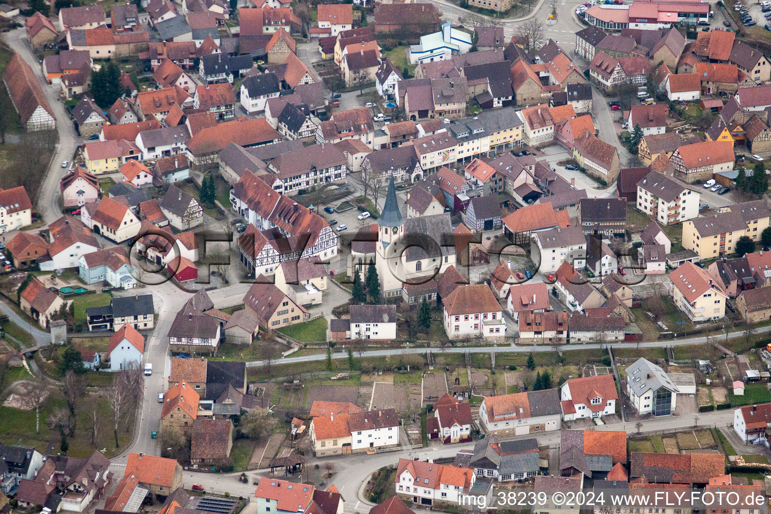 Vue aérienne de Bâtiment d'église au centre du village à Sulzfeld dans le département Bade-Wurtemberg, Allemagne