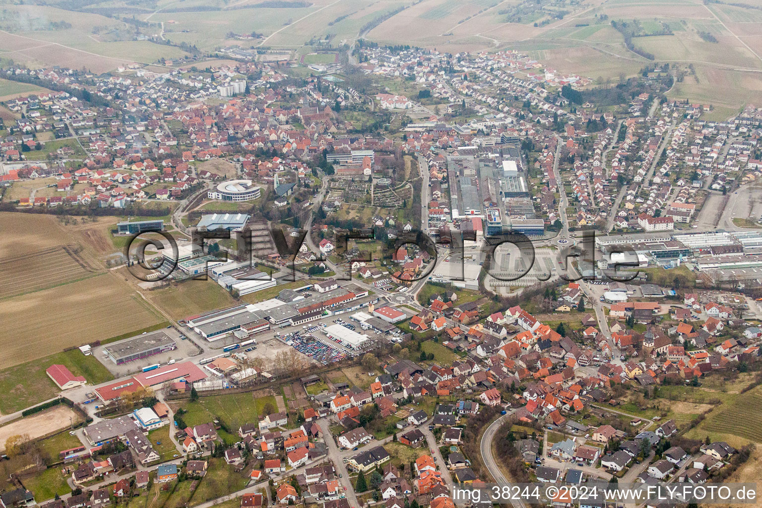 Vue aérienne de Vue des rues et des maisons des quartiers résidentiels à le quartier Unterderdingen in Oberderdingen dans le département Bade-Wurtemberg, Allemagne