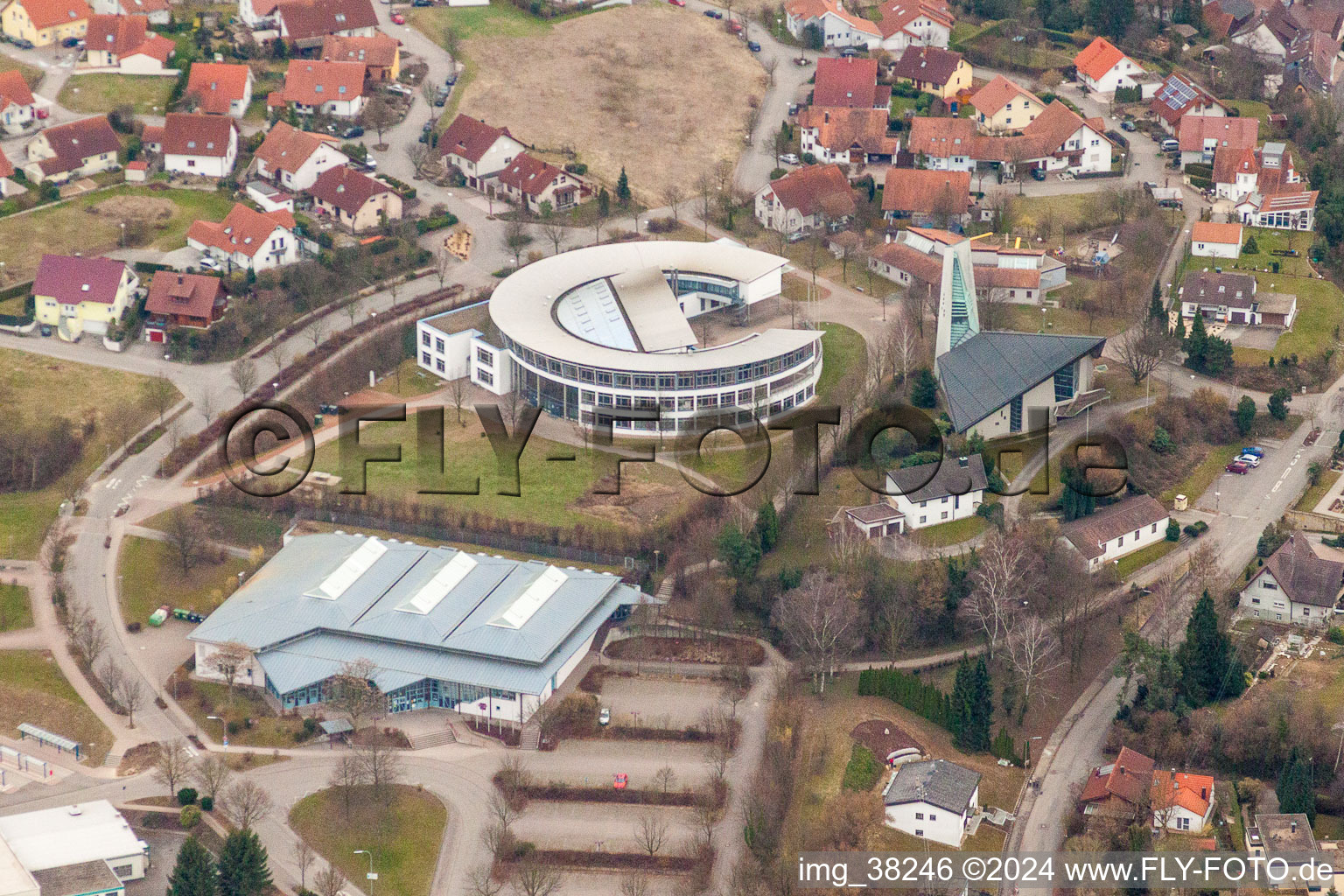 Vue aérienne de Lycée Léopold-Feigenbutz à le quartier Unterderdingen in Oberderdingen dans le département Bade-Wurtemberg, Allemagne