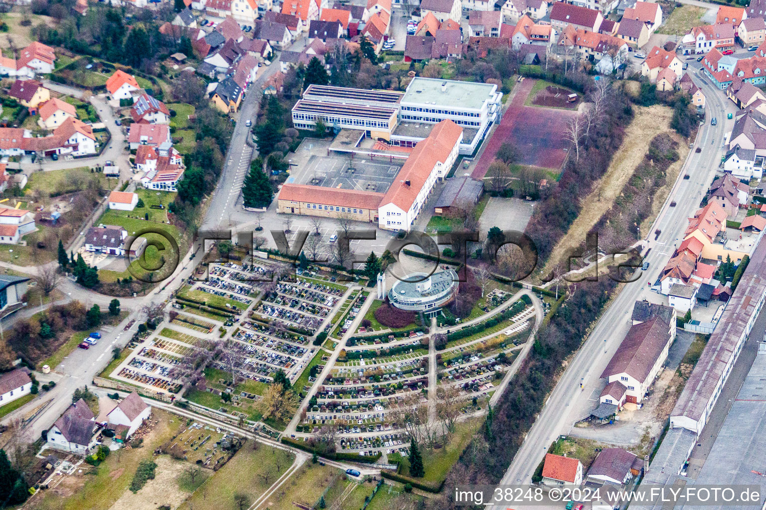 Vue aérienne de Cimetière à le quartier Unterderdingen in Oberderdingen dans le département Bade-Wurtemberg, Allemagne