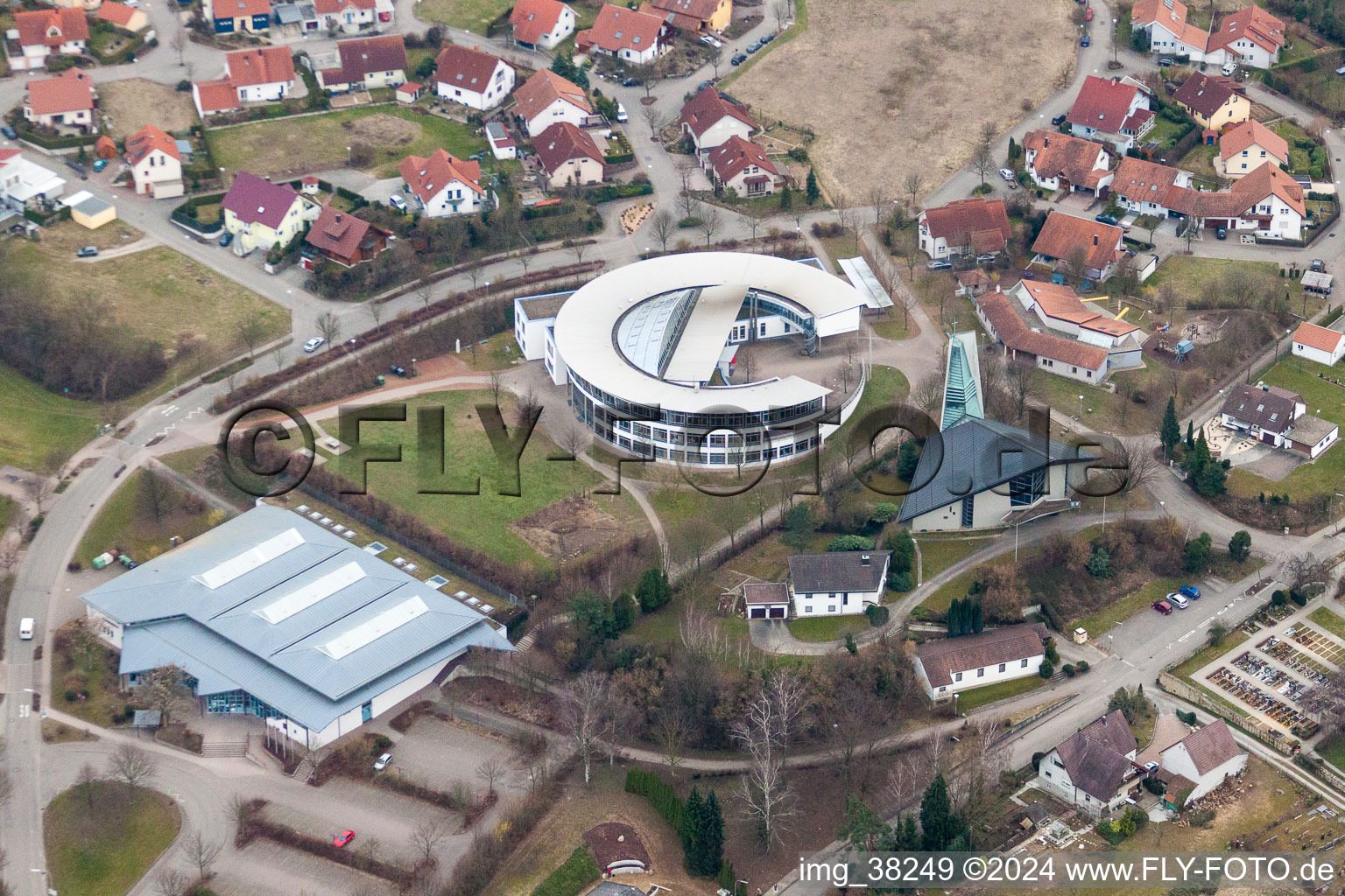 Vue aérienne de Lycée Léopold-Feigenbutz à le quartier Unterderdingen in Oberderdingen dans le département Bade-Wurtemberg, Allemagne