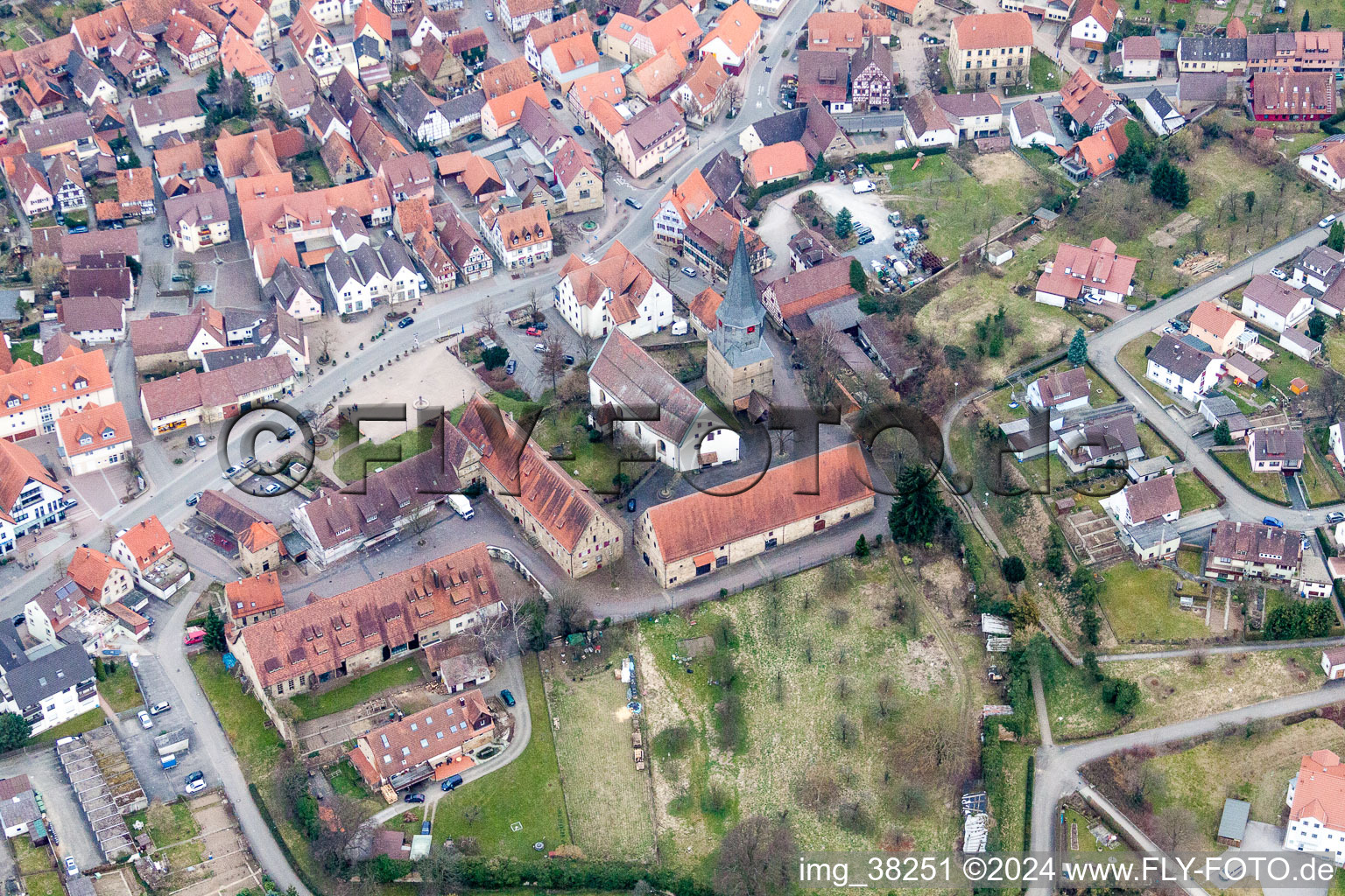 Vue aérienne de Hôtel de ville de l'administration municipale et tour des sorcières à Oberderdingen dans le département Bade-Wurtemberg, Allemagne