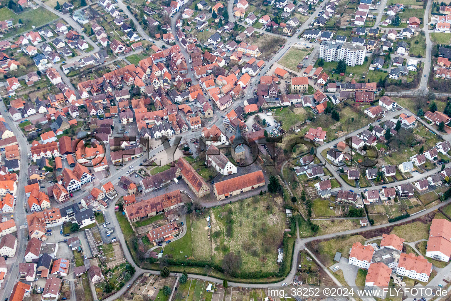 Vue aérienne de Laurentiuskirche, le centre communautaire et la tour des sorcières à Oberderdingen dans le département Bade-Wurtemberg, Allemagne