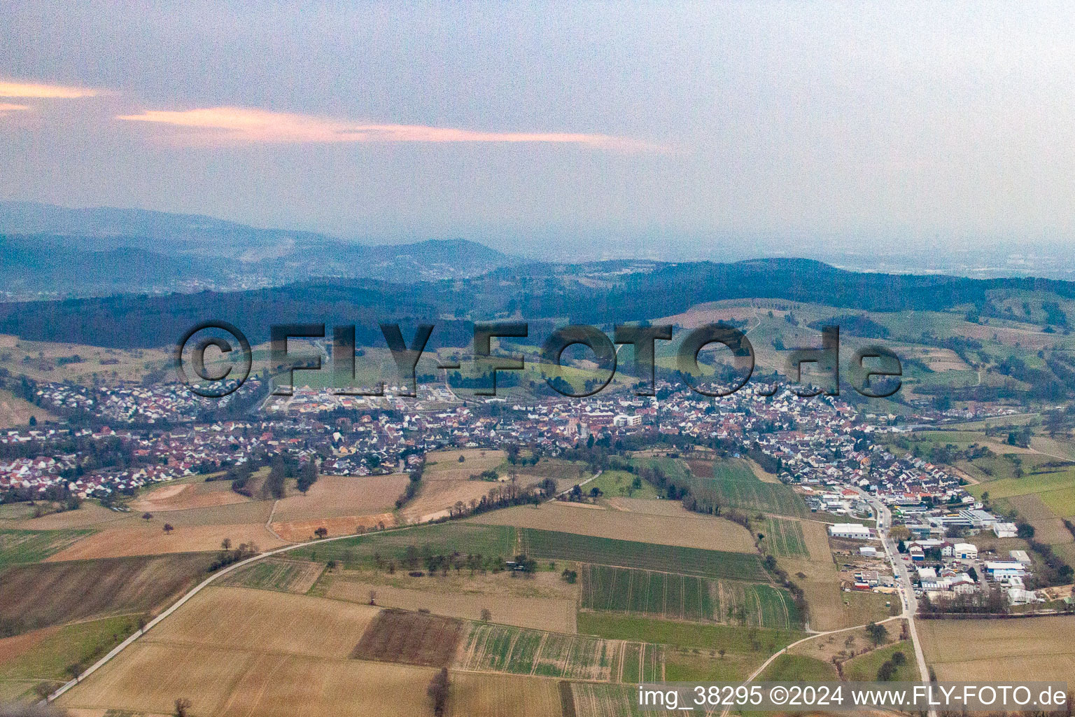 Vue aérienne de Du nord-est à le quartier Jöhlingen in Walzbachtal dans le département Bade-Wurtemberg, Allemagne