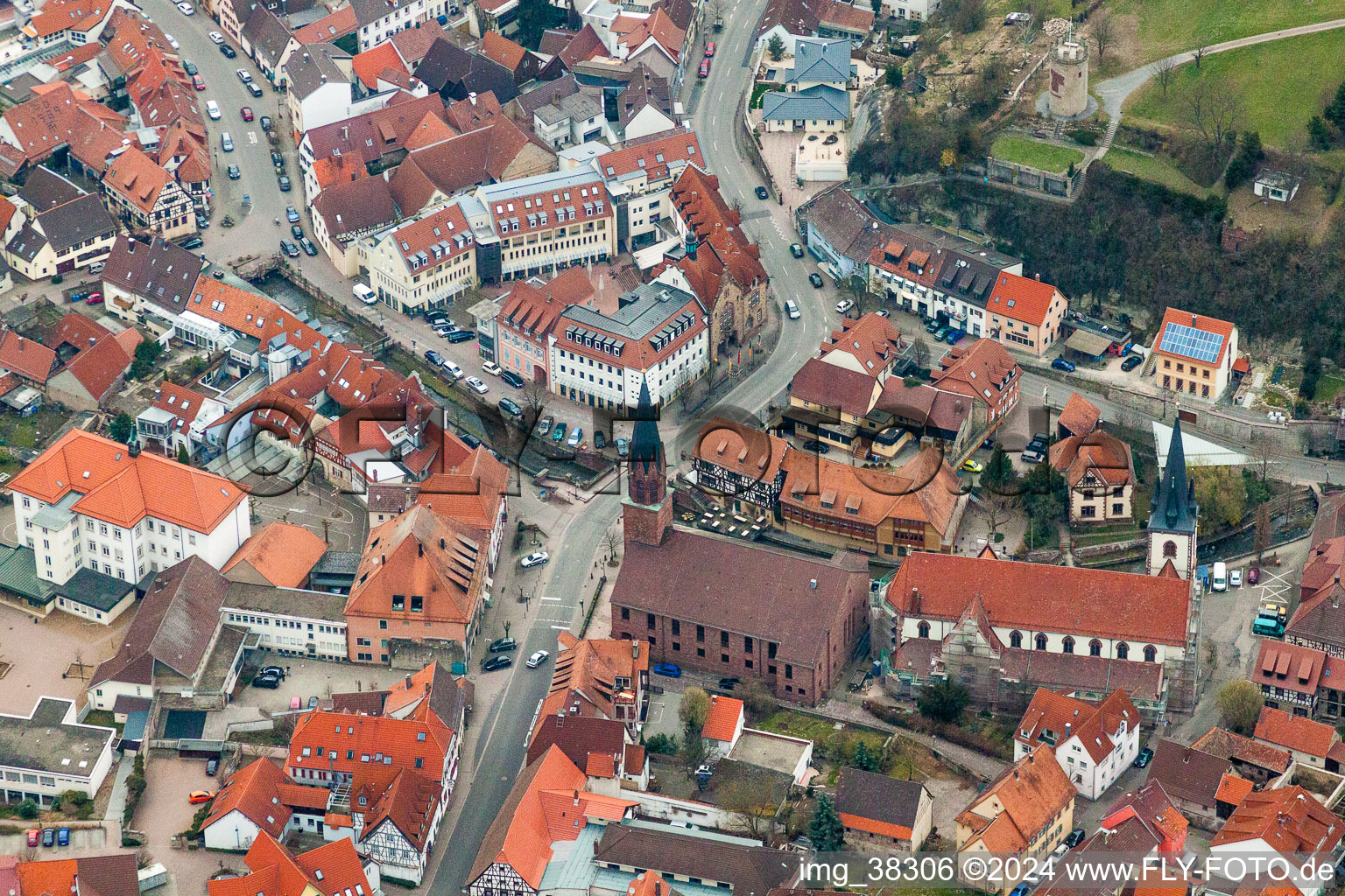 Vue oblique de Église protestante en grès rouge et église paroissiale catholique en plâtre blanc de Saint-Michel Weingarten à Weingarten dans le département Bade-Wurtemberg, Allemagne