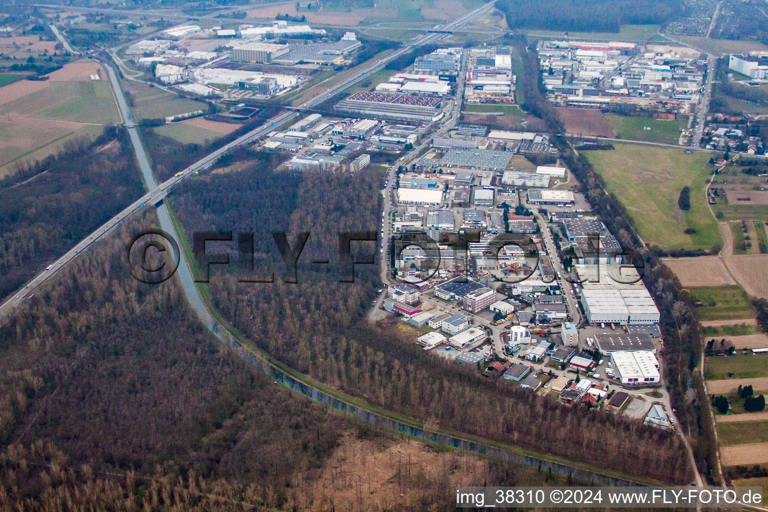 Vue aérienne de Zone industrielle de la Greschbachstrasse à le quartier Grötzingen in Karlsruhe dans le département Bade-Wurtemberg, Allemagne