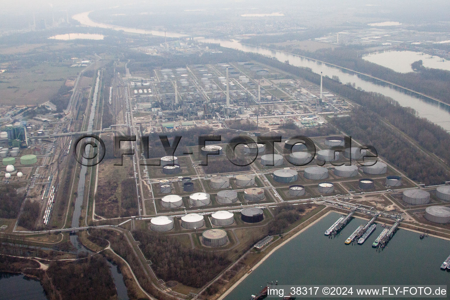 Vue aérienne de Raffinerie MIRO sur le Rhin à le quartier Knielingen in Karlsruhe dans le département Bade-Wurtemberg, Allemagne