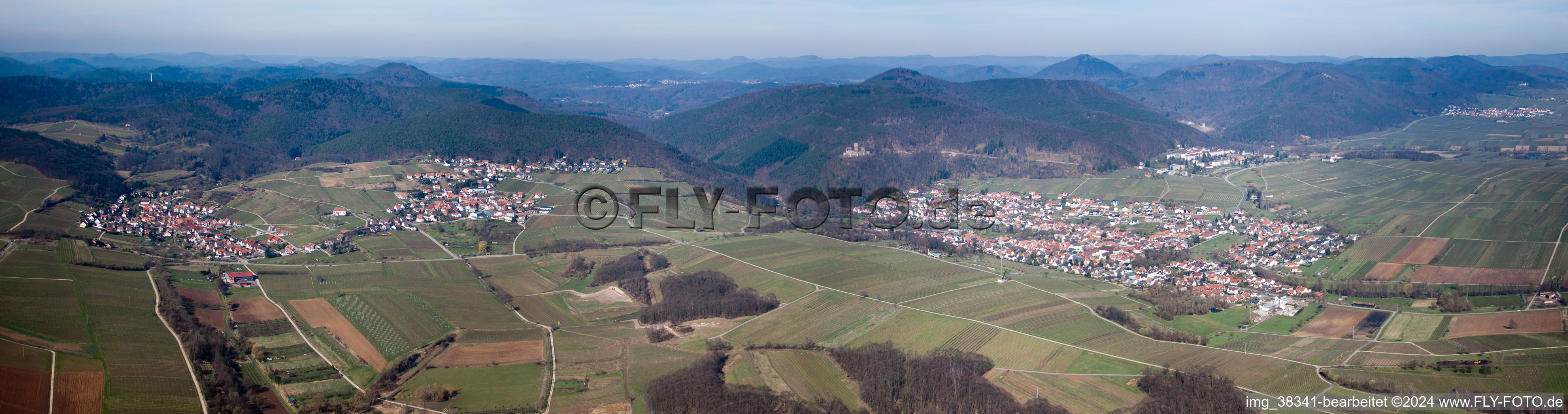 Vue aérienne de Panorama du vignoble et du paysage de montagne sur le Haardtrand de la forêt du Palatinat à Klingenmünster dans le département Rhénanie-Palatinat, Allemagne