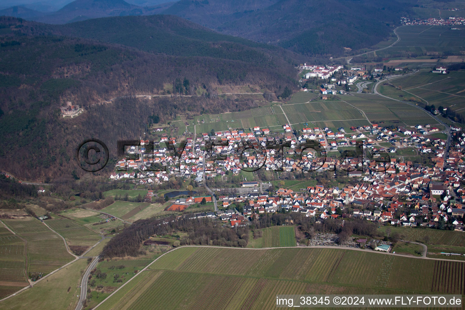 Klingenmünster dans le département Rhénanie-Palatinat, Allemagne vu d'un drone