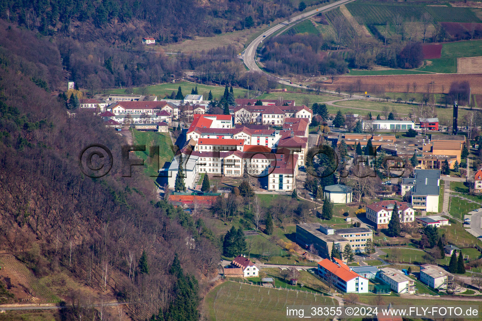 Vue oblique de Terrain hospitalier de la clinique de psychiatrie et de psychothérapie pour enfants et adolescents du quartier Pfalzklinik Landeck à Klingenmünster dans le département Rhénanie-Palatinat, Allemagne