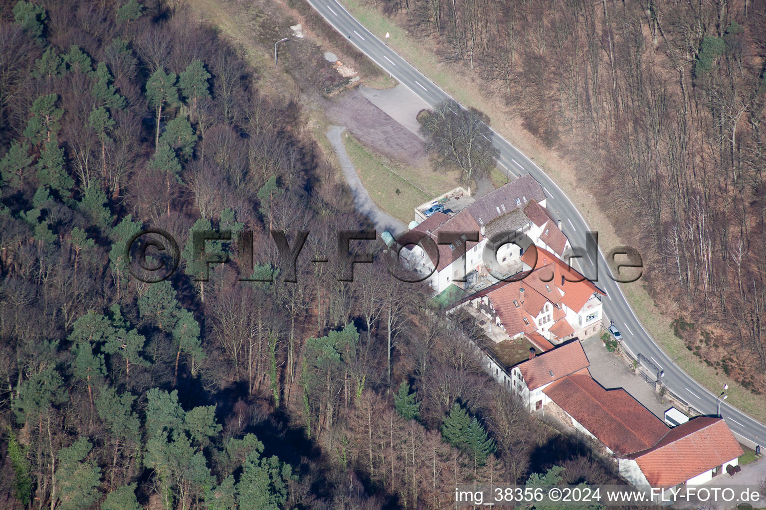 Vue aérienne de Domaine viticole Porzelt à Klingenmünster dans le département Rhénanie-Palatinat, Allemagne