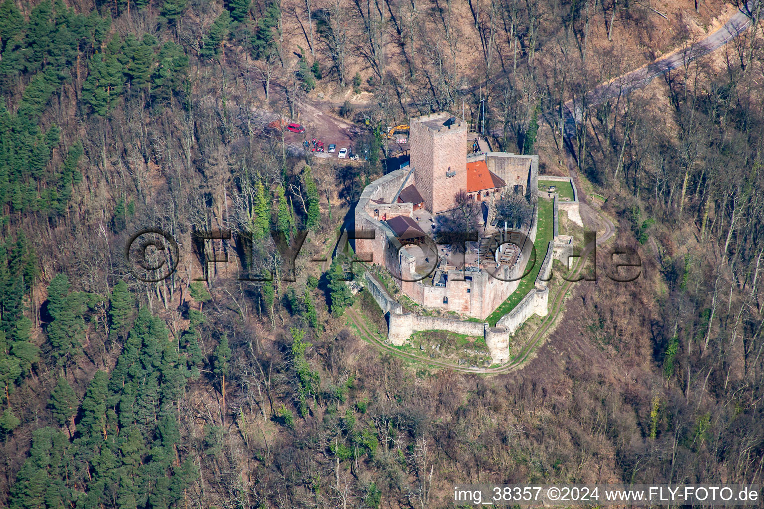 Vue aérienne de Ruines et vestiges des murs de l'ancien complexe du château et de la forteresse du château de Landeck à Klingenmünster dans le département Rhénanie-Palatinat, Allemagne