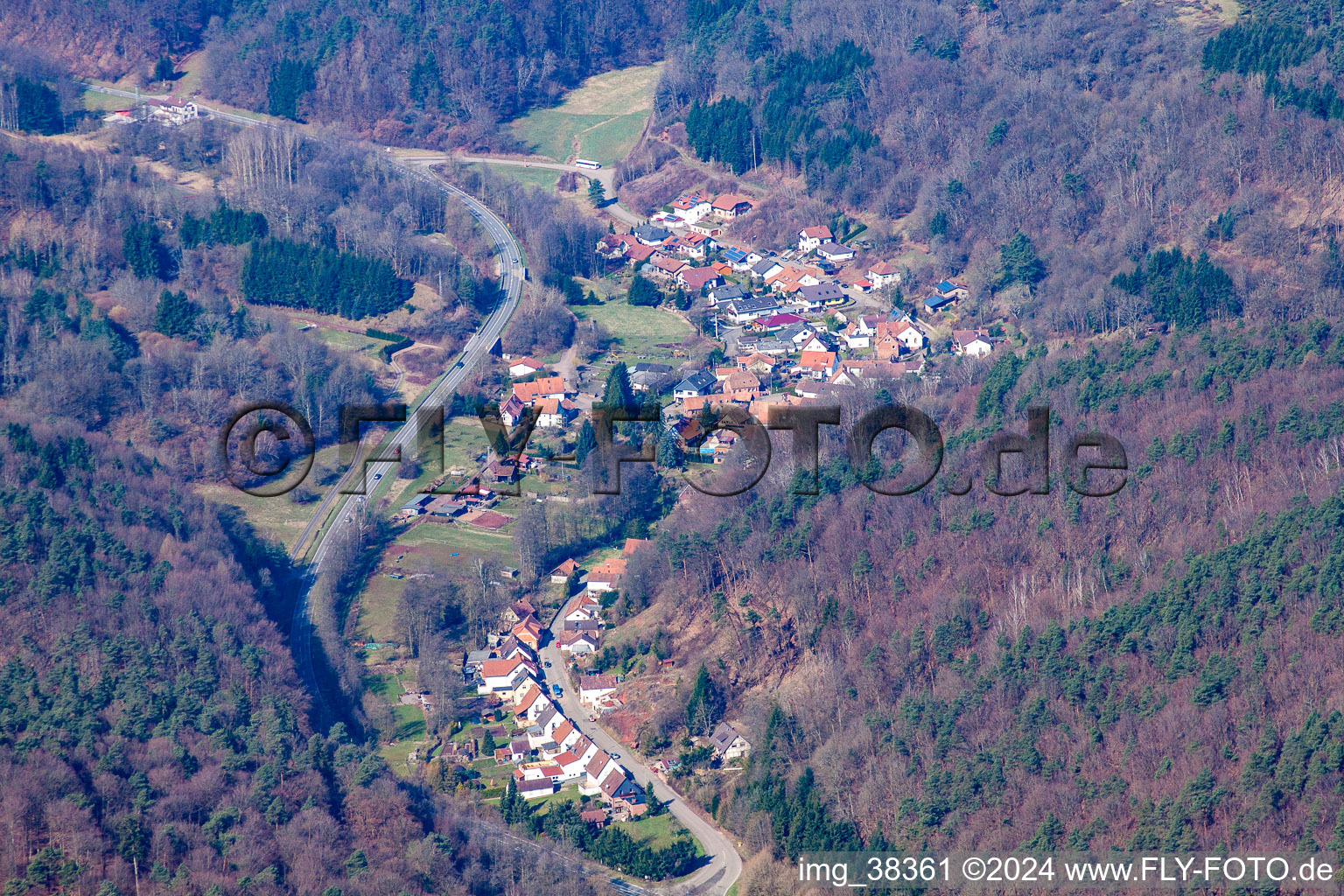 Vue aérienne de De l'est à le quartier Münchweiler in Münchweiler am Klingbach dans le département Rhénanie-Palatinat, Allemagne