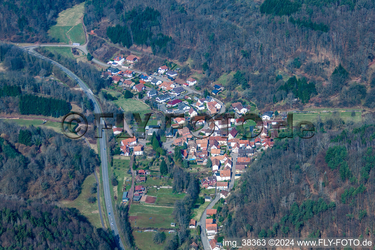 Vue aérienne de De l'est à le quartier Münchweiler in Münchweiler am Klingbach dans le département Rhénanie-Palatinat, Allemagne