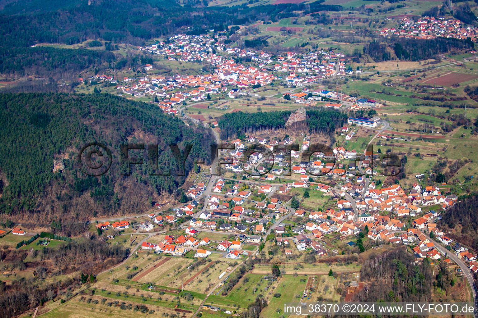 Vue aérienne de Du sud-est à le quartier Stein in Gossersweiler-Stein dans le département Rhénanie-Palatinat, Allemagne