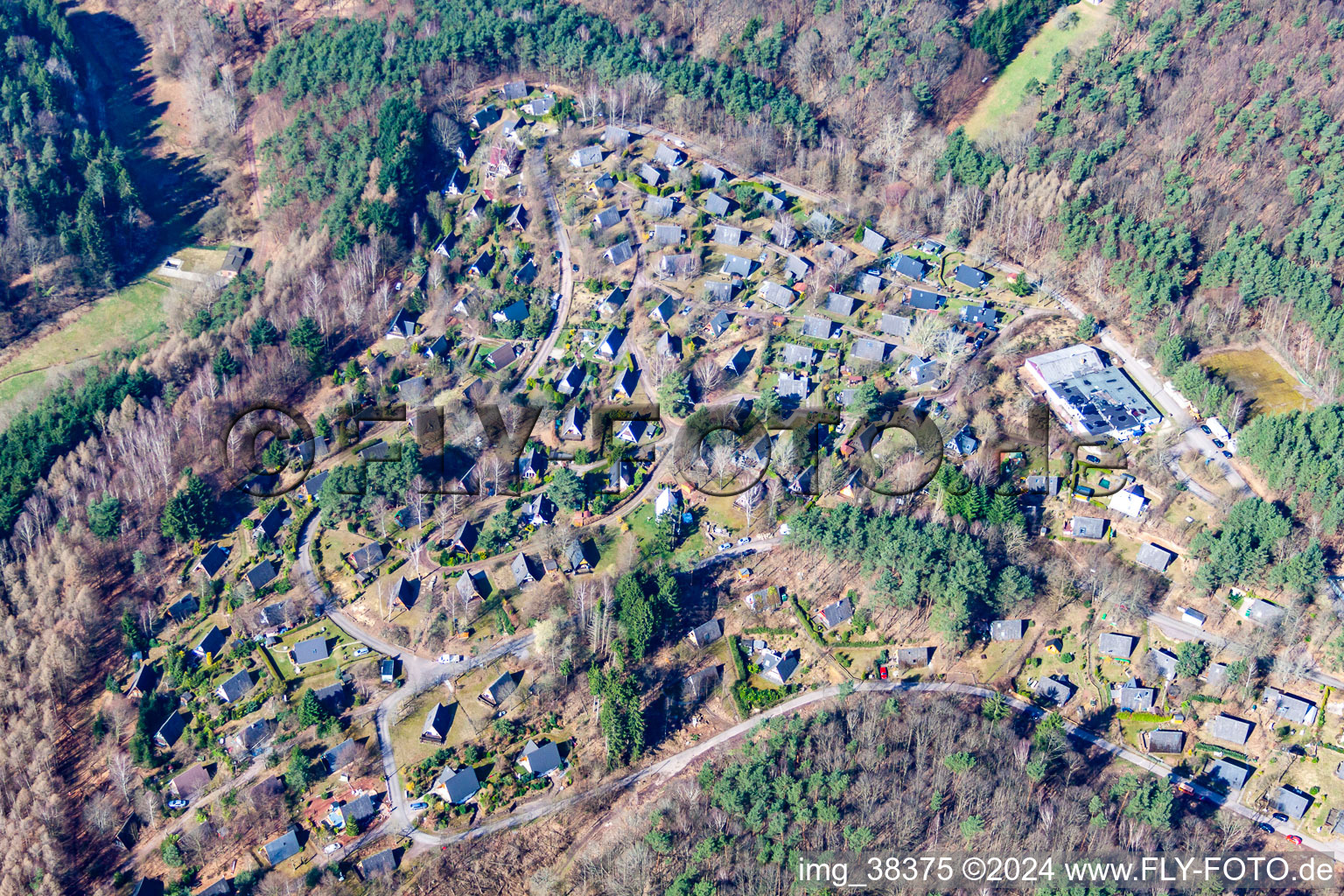 Vue aérienne de Zone d'habitation dans le quartier de Feriendorf Eichwald à le quartier Gossersweiler in Gossersweiler-Stein dans le département Rhénanie-Palatinat, Allemagne