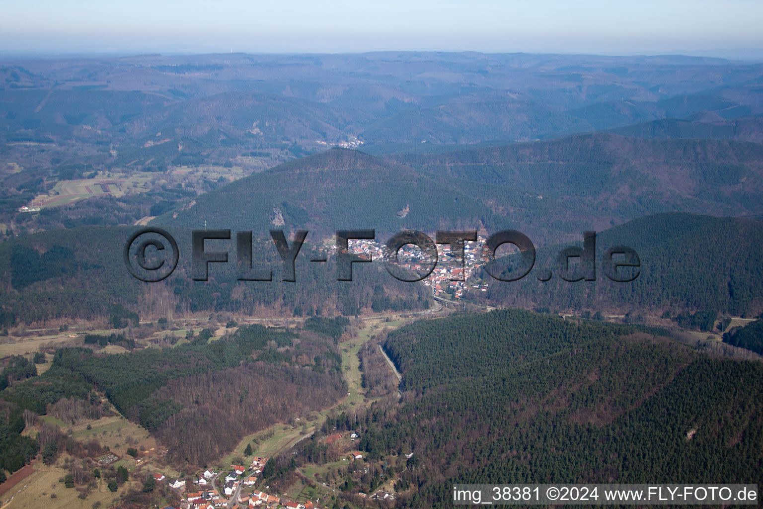 Dimbach dans le département Rhénanie-Palatinat, Allemagne depuis l'avion