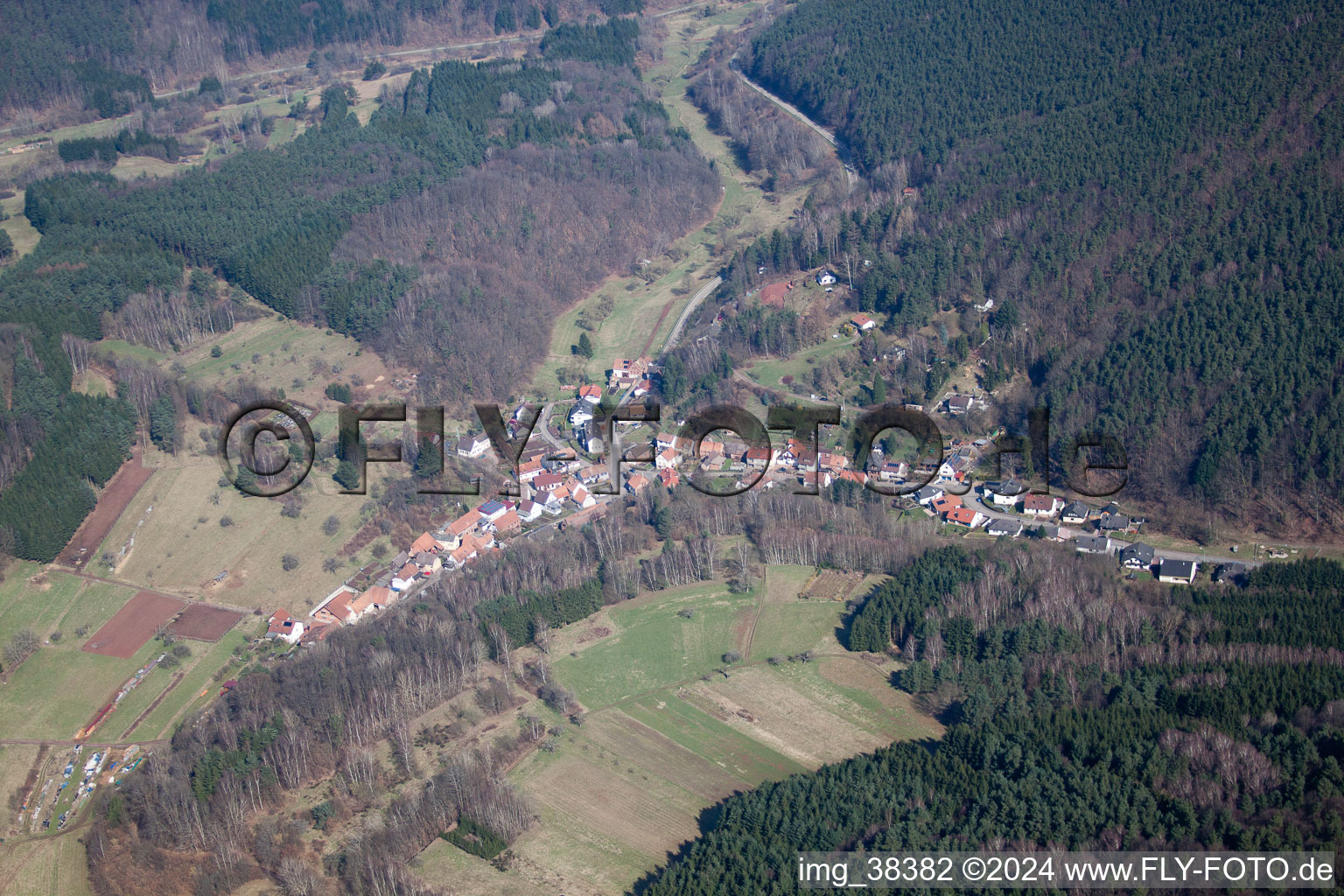 Vue aérienne de Vue sur le village à Dimbach dans le département Rhénanie-Palatinat, Allemagne