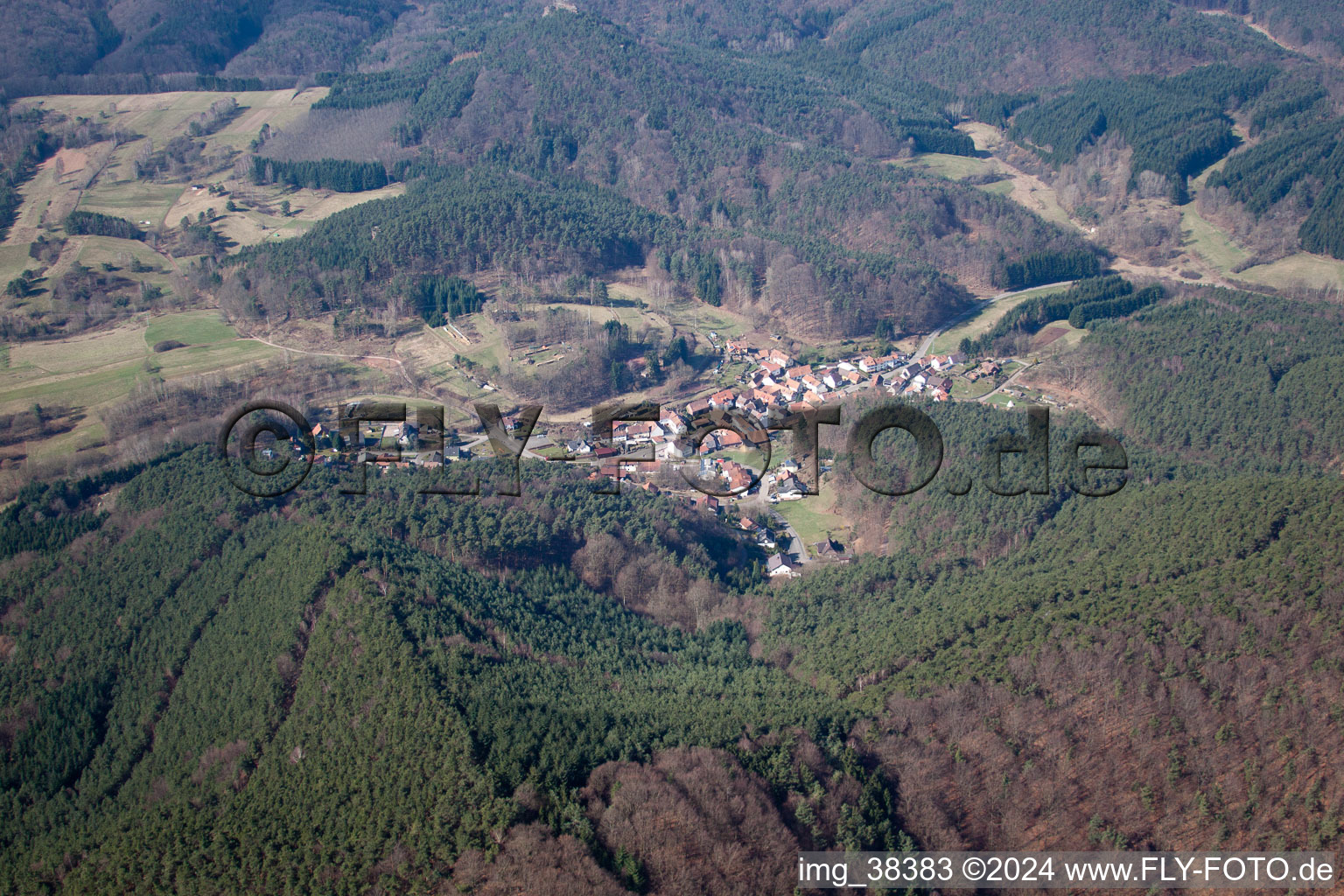 Vue d'oiseau de Dimbach dans le département Rhénanie-Palatinat, Allemagne