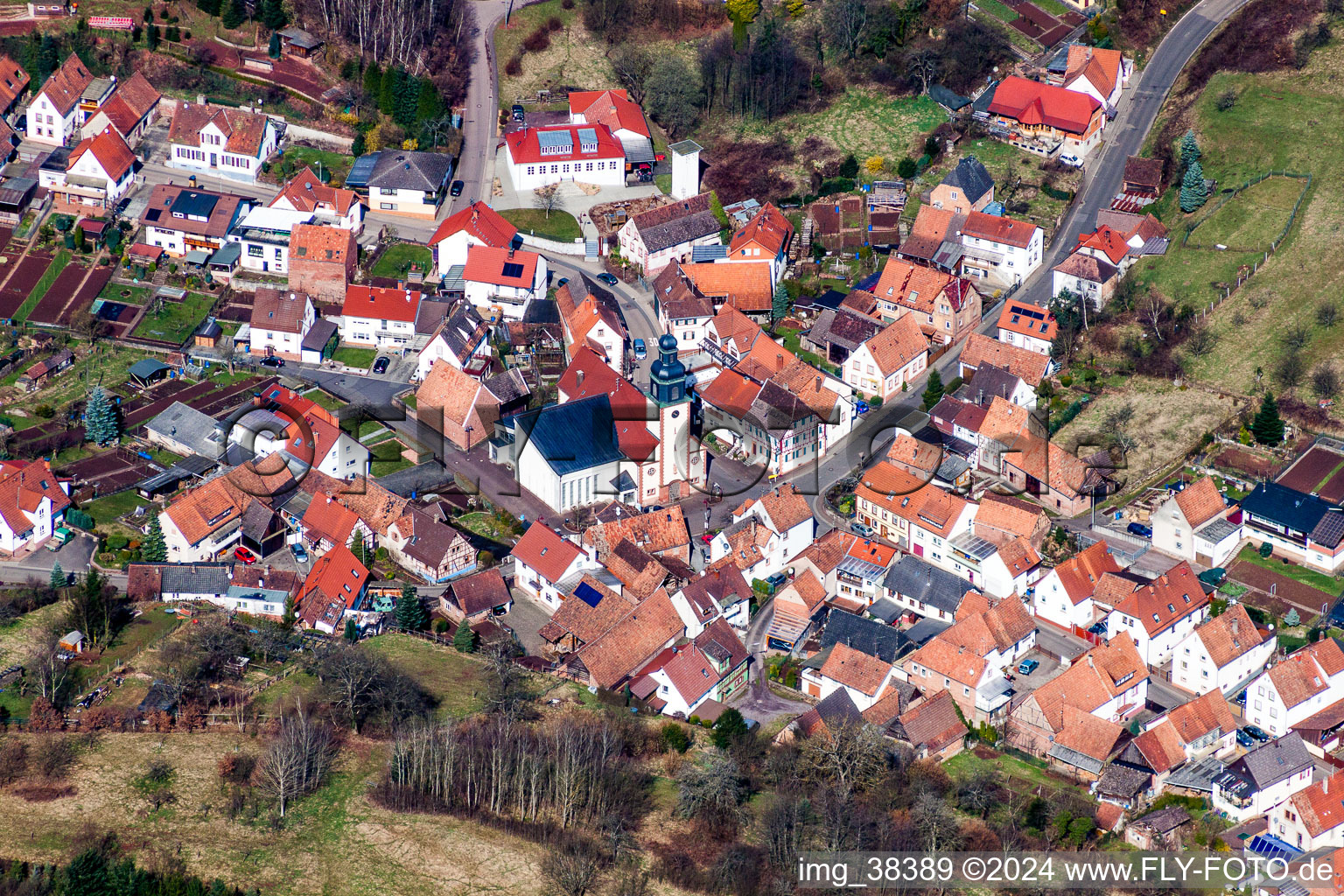 Vue aérienne de Bâtiment d'église au centre du village à Schwanheim dans le département Rhénanie-Palatinat, Allemagne