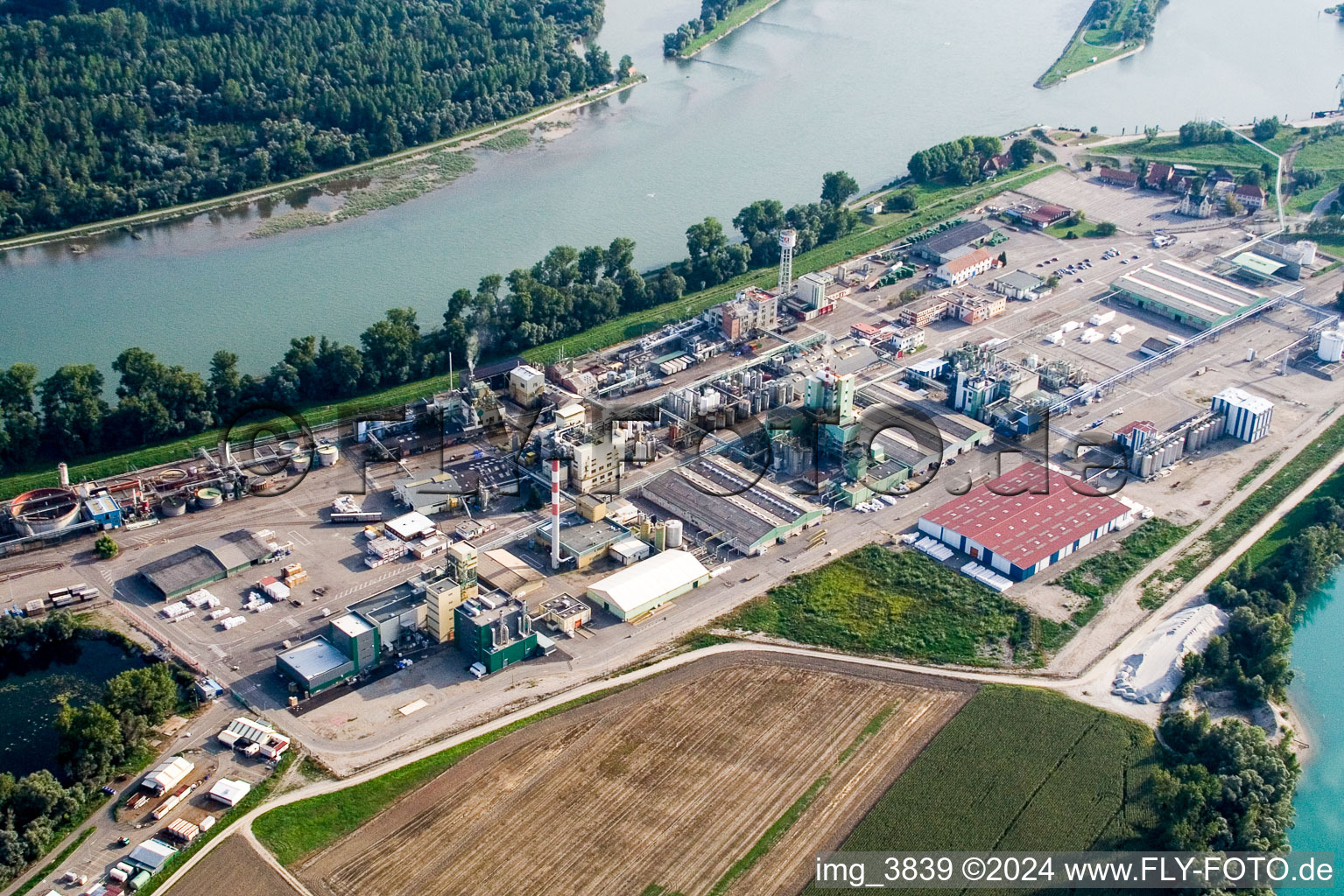 Vue aérienne de Usines chimiques sur le Rhin à Lauterbourg dans le département Bas Rhin, France