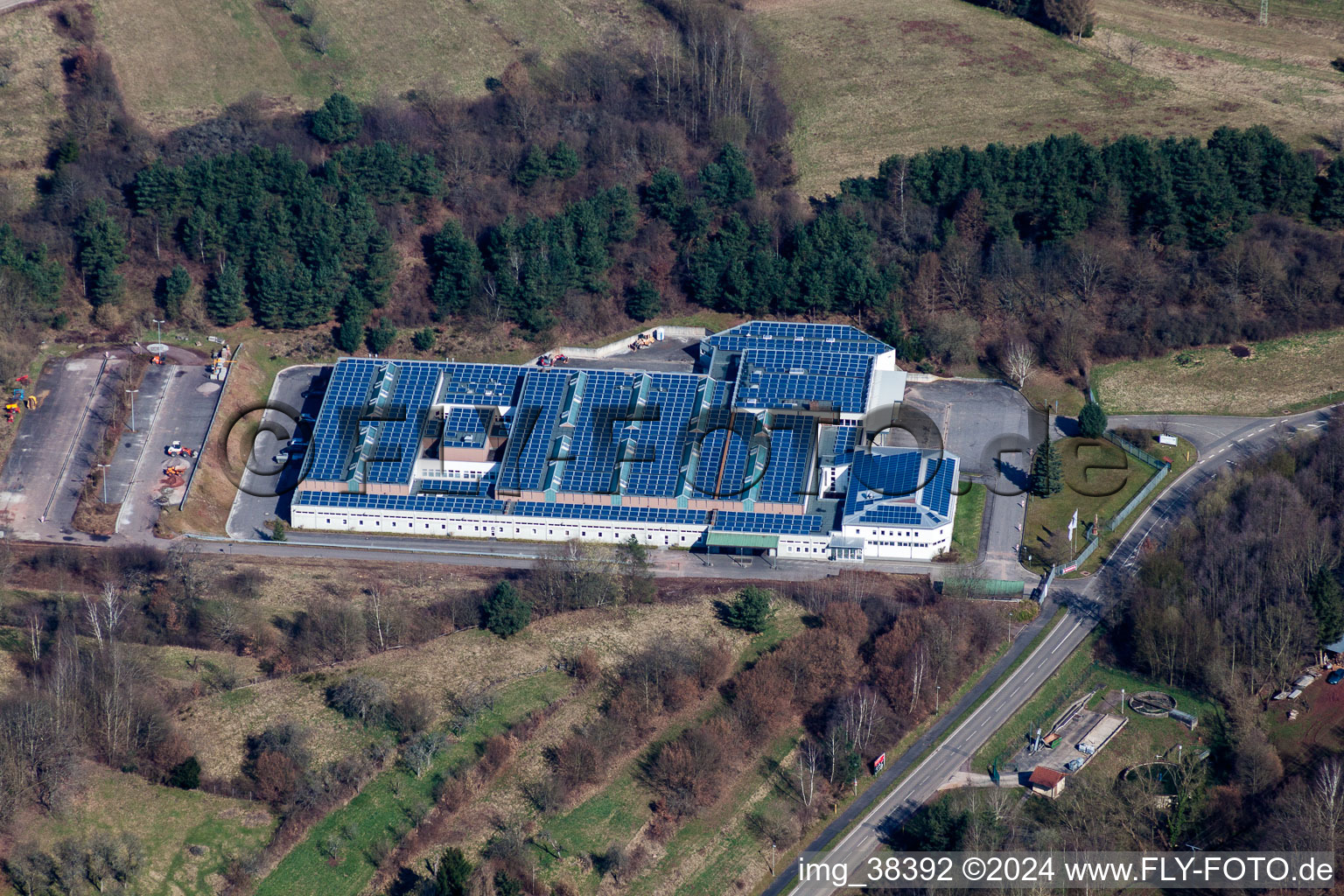 Vue aérienne de Locaux de l'usine Lugina Schuhfabrik GmbH à Schwanheim dans le département Rhénanie-Palatinat, Allemagne