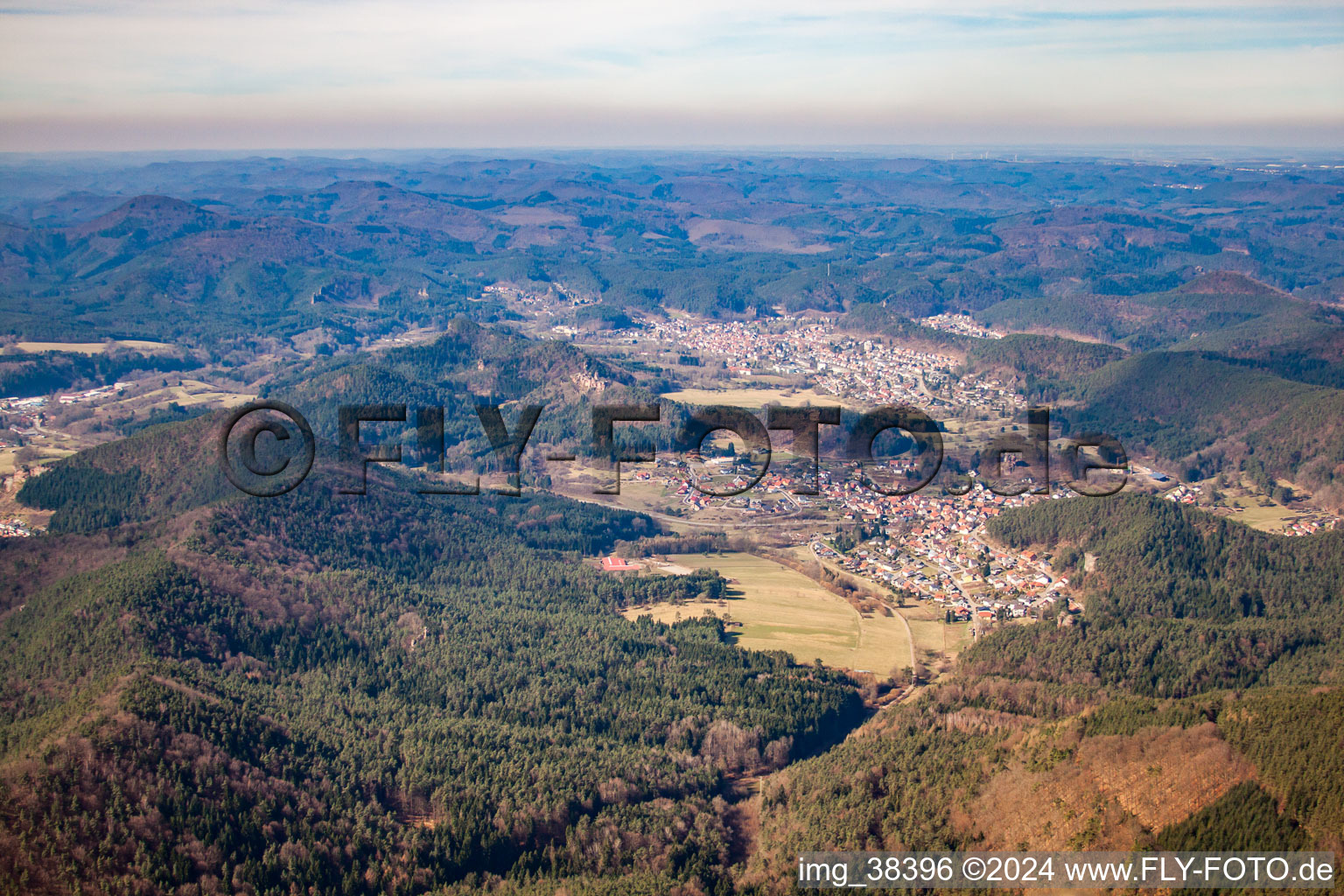 Vue aérienne de Erfweiler et Dahn de l'est à Dahn dans le département Rhénanie-Palatinat, Allemagne