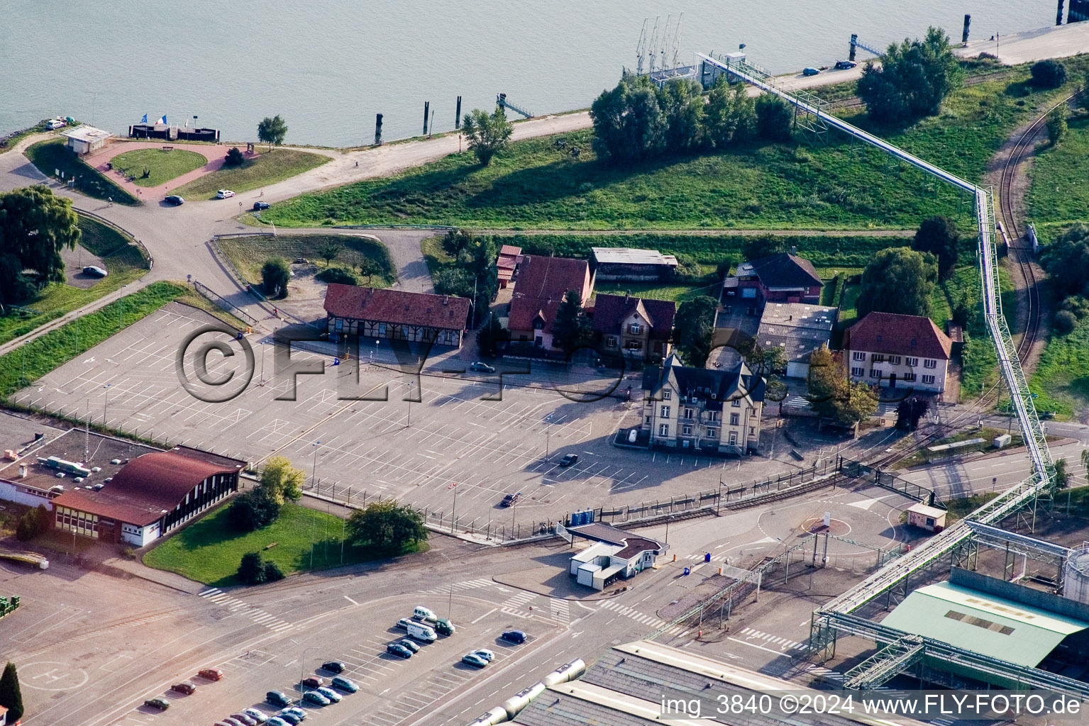 Vue aérienne de Usines chimiques sur le Rhin à Lauterbourg dans le département Bas Rhin, France