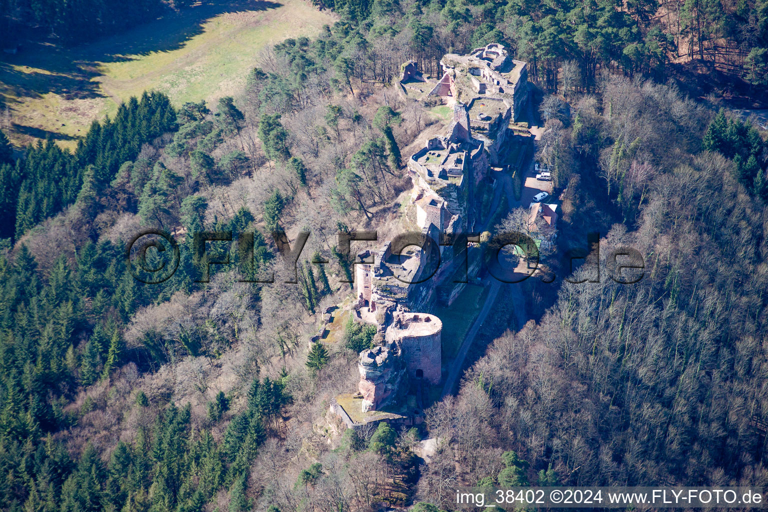 Ruine Alt-Dahn à Dahn dans le département Rhénanie-Palatinat, Allemagne vue d'en haut