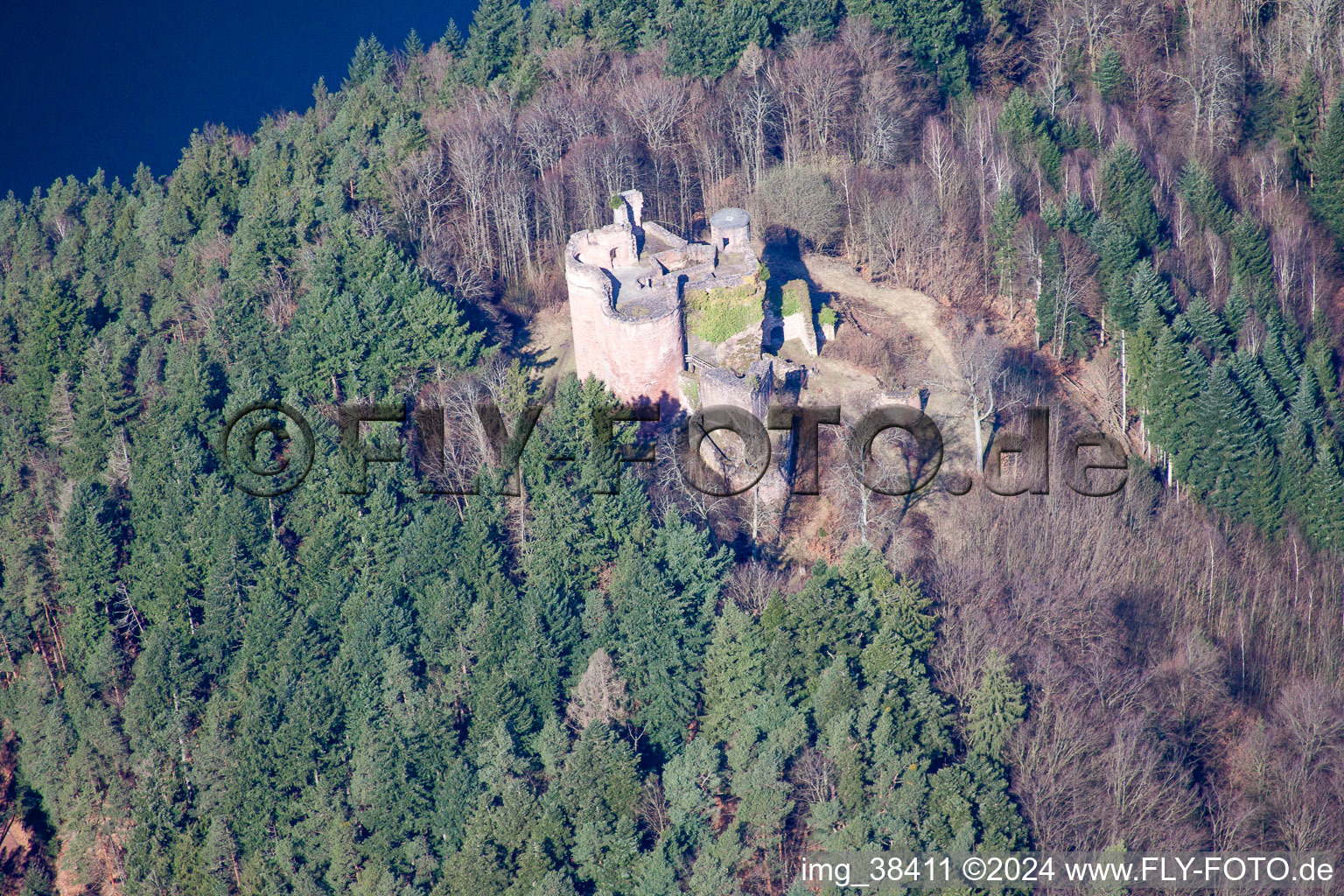 Vue aérienne de Ruines et vestiges des murs de l'ancien complexe du château et de la forteresse Ruines du château de Neudahn à Dahn dans le département Rhénanie-Palatinat, Allemagne